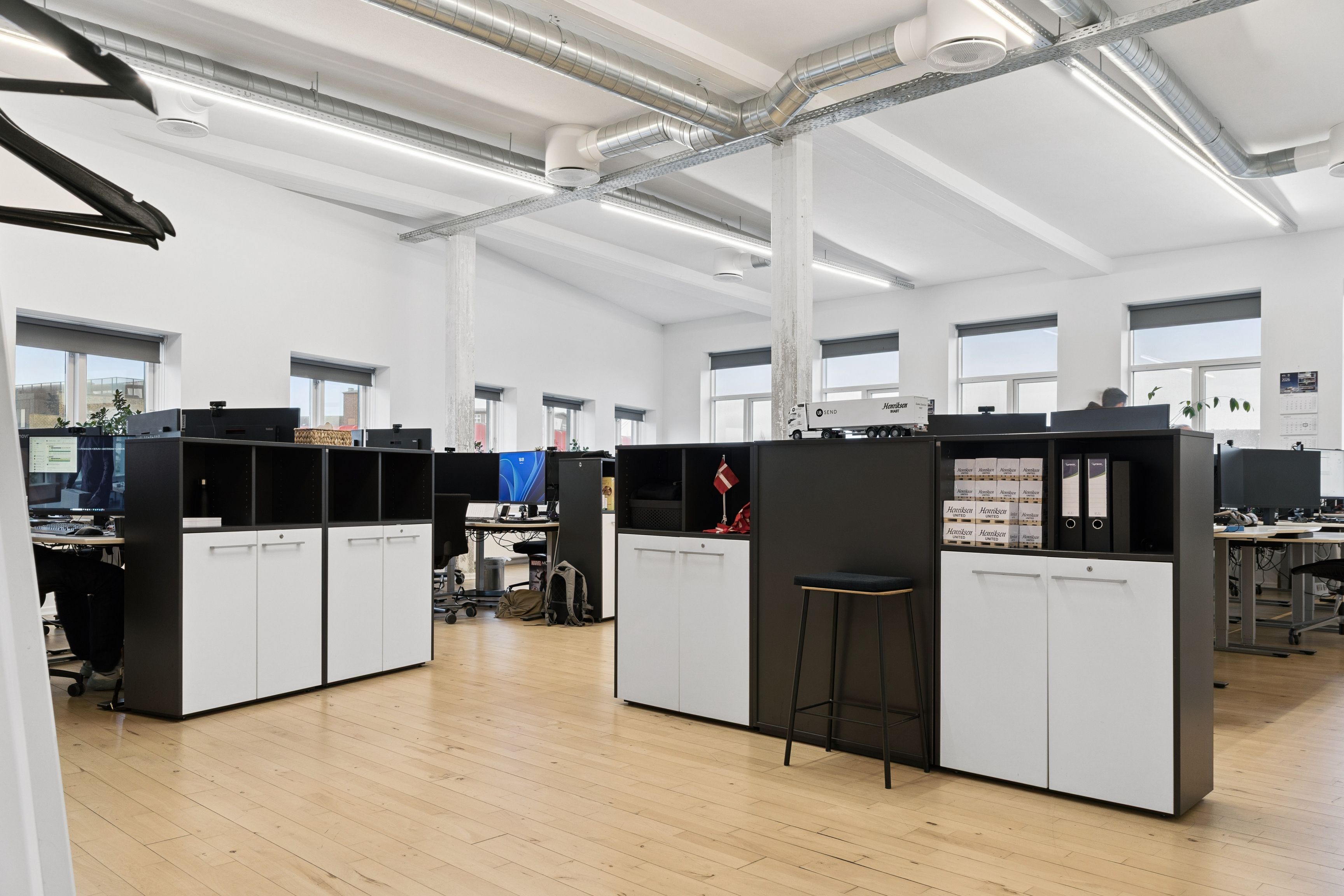 Kontorlokaler med højt til loftet og lyse vinduer i røgkammeret på Laplandsgade 4A i København S. Fladt loft med hvide vægge og lyse trægulve. Moderne og funktionelle møbler samt teknologiske faciliteter.