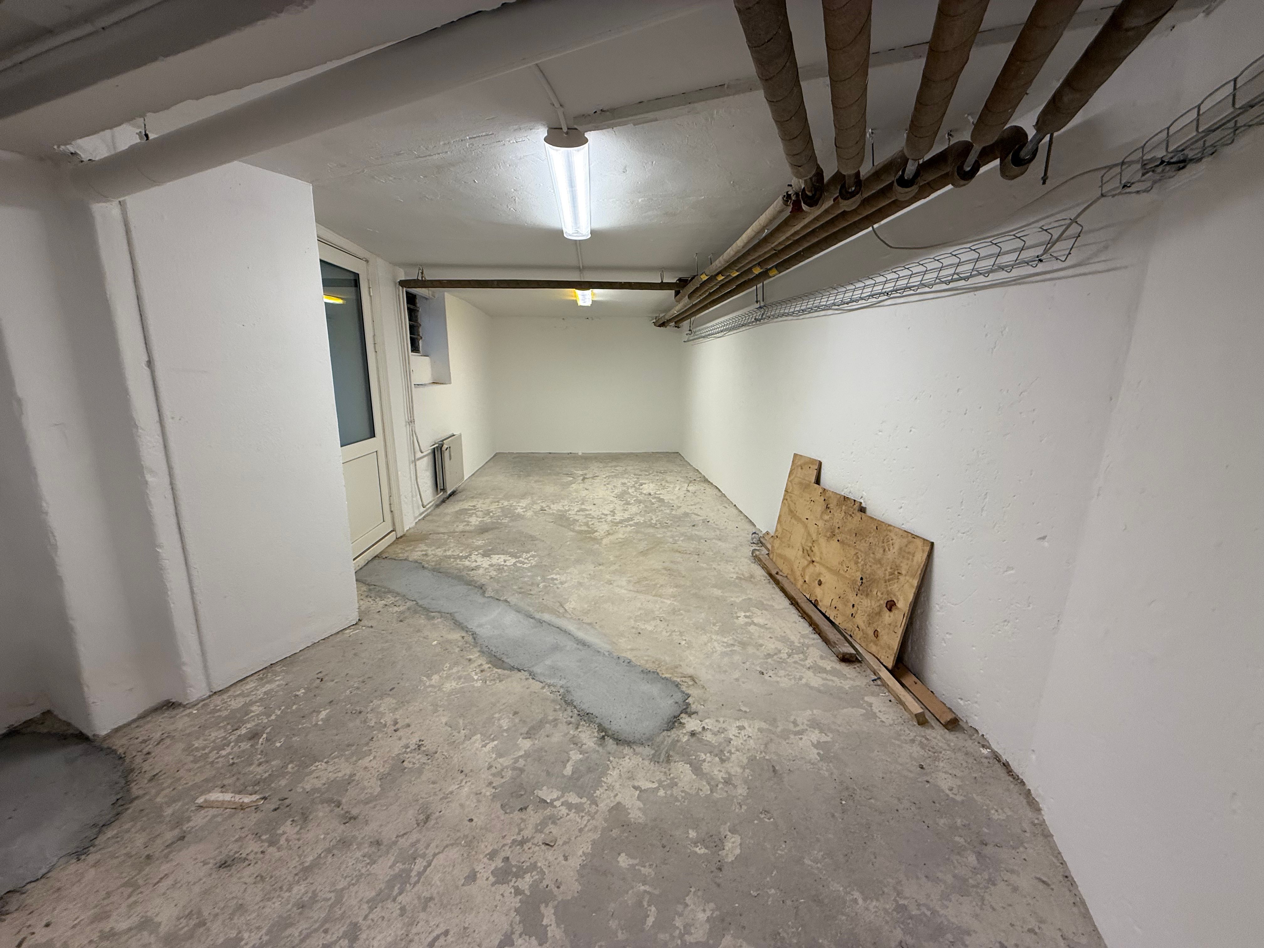 Tomme lokaler til udlejning med kælder til specialformål. Store vinduer og lyse lofter. Renset gulv og lyse røde vægge.