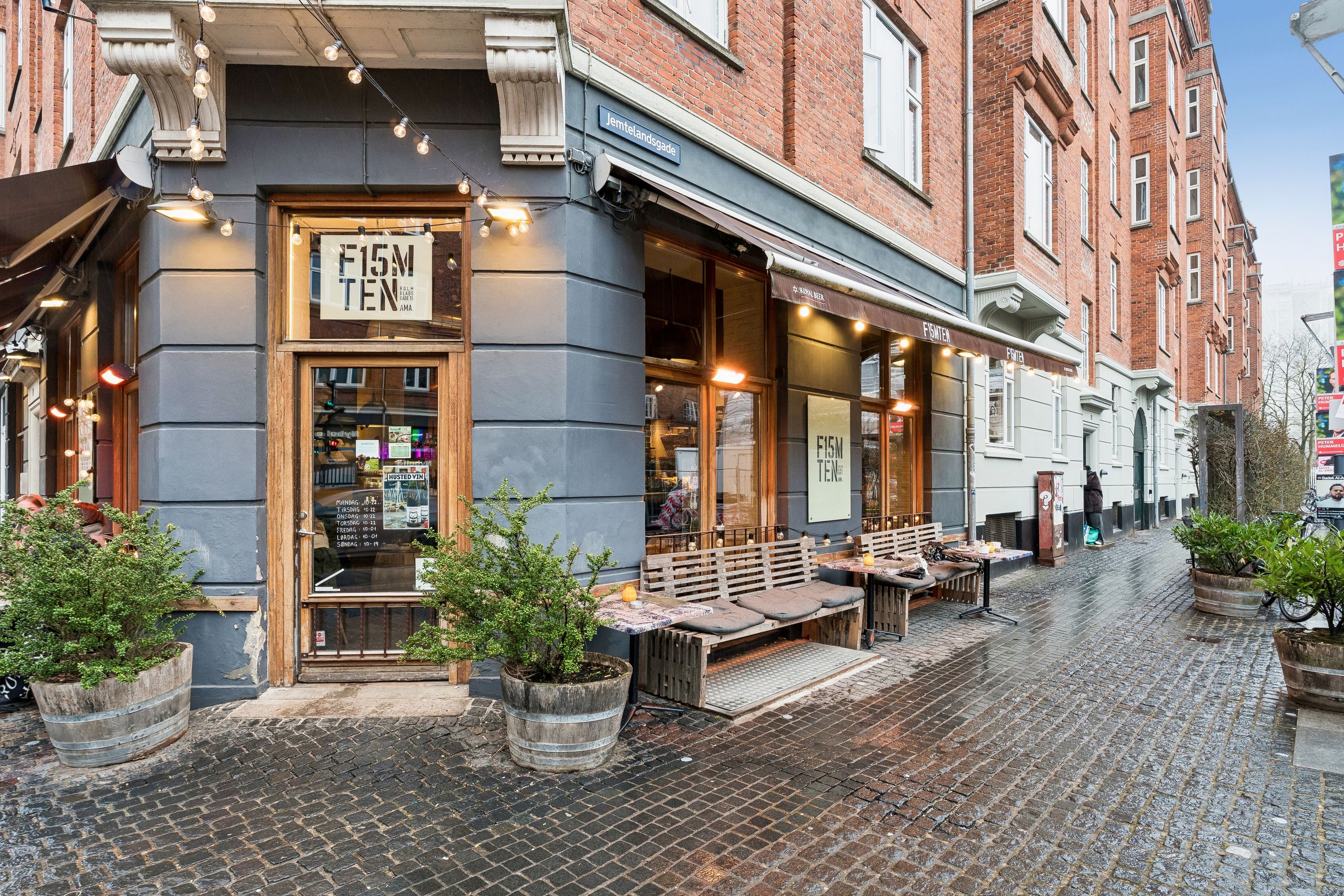 Restaurant Fisk Ten med udendørs spiseplads og bænke på Holmbladsgade i København