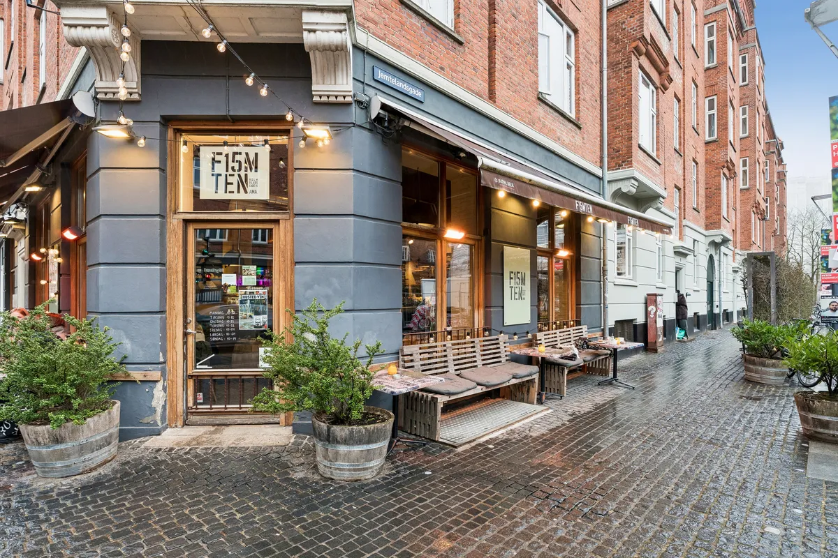 Restaurant Fisk Ten med udendørs spiseplads og bænke på Holmbladsgade i København