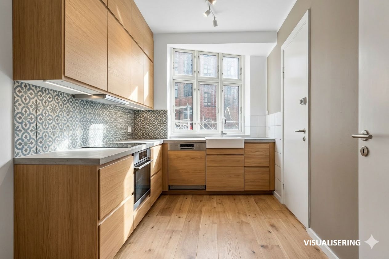 En moderne køkken med lyse træskabe og en stor vinduesfront uden for. Et hvidt, fladt køkkenbord og en stor, ren vask. Lyskroner hænger fra loftet.