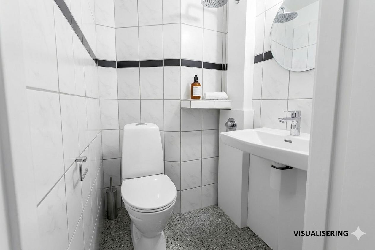 Et moderne badeværelse med hvide kakeloverflader og møbler, inklusiv en hvid toilet, en hvid vask og en spejl med indbygget lysekron.