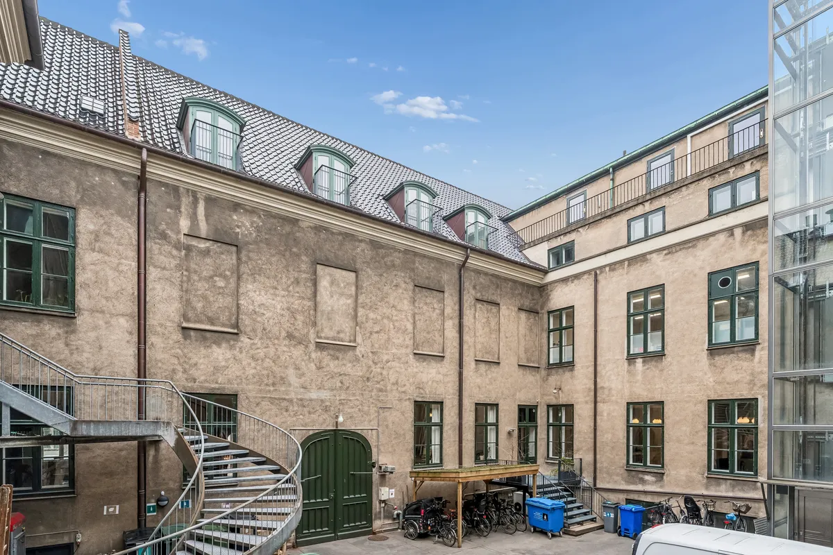 Kontor til leje på Dronningens Tværgade med 2 store værelser, terrasse, trapper og cykelparkering med forlygter og skraldespande