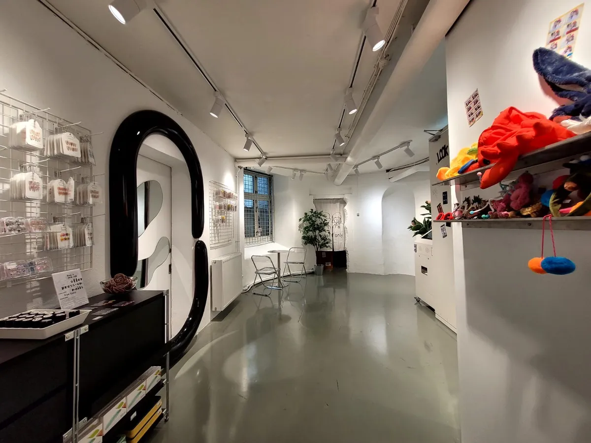 Et moderne og funktionelt bubble tea shop med minimalistisk design og hyggeligt møbel og udsmykning til salg i København K