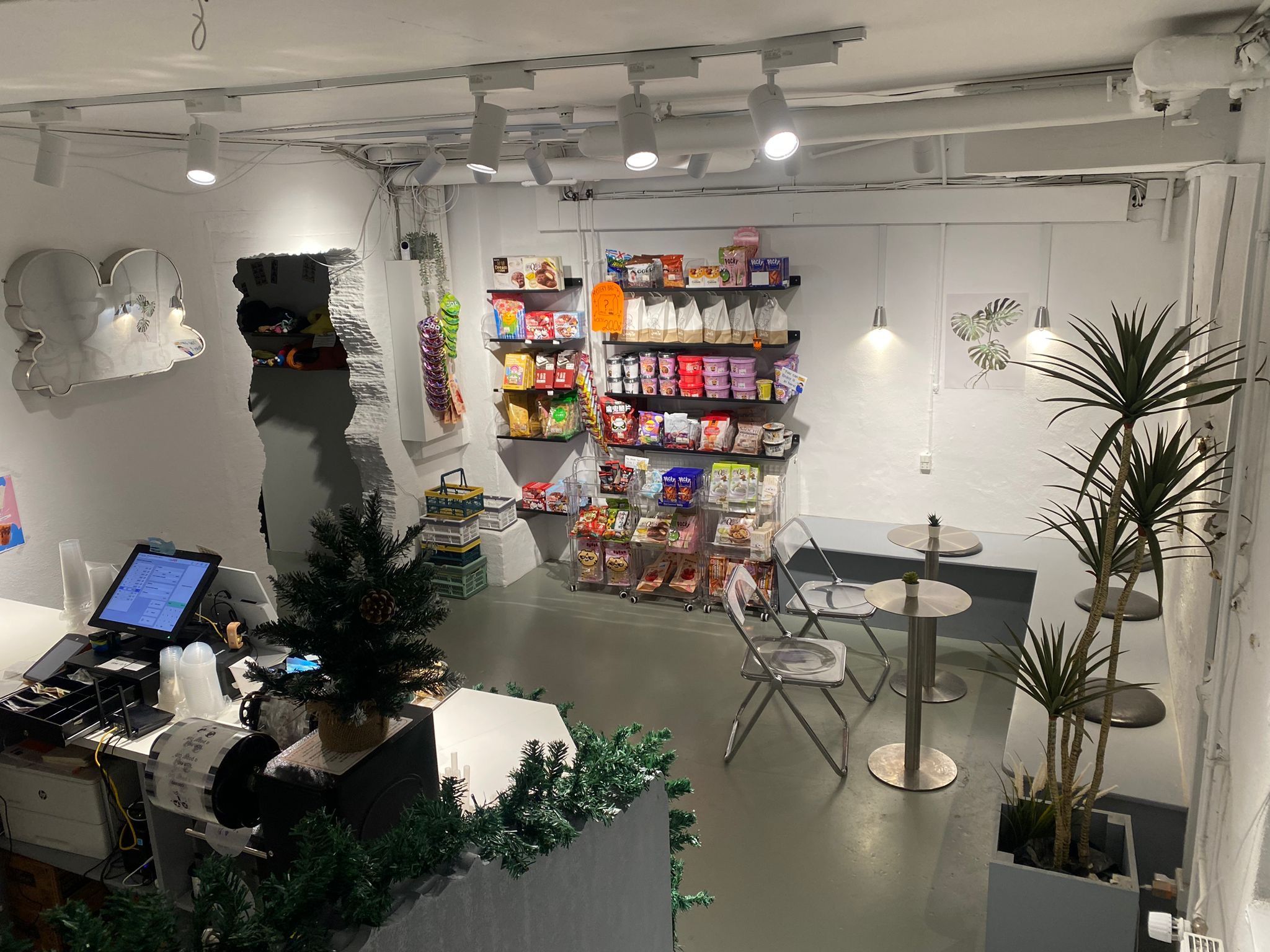 Nydelig bubble tea shop med enestående koncept i København K. Store vinduer og grønne plantager. Gode muligheder for en ny ejer at tage over.