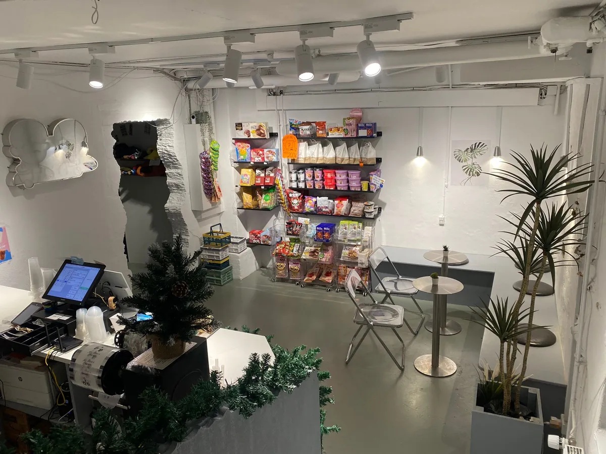 Nydelig bubble tea shop med enestående koncept i København K. Store vinduer og grønne plantager. Gode muligheder for en ny ejer at tage over.