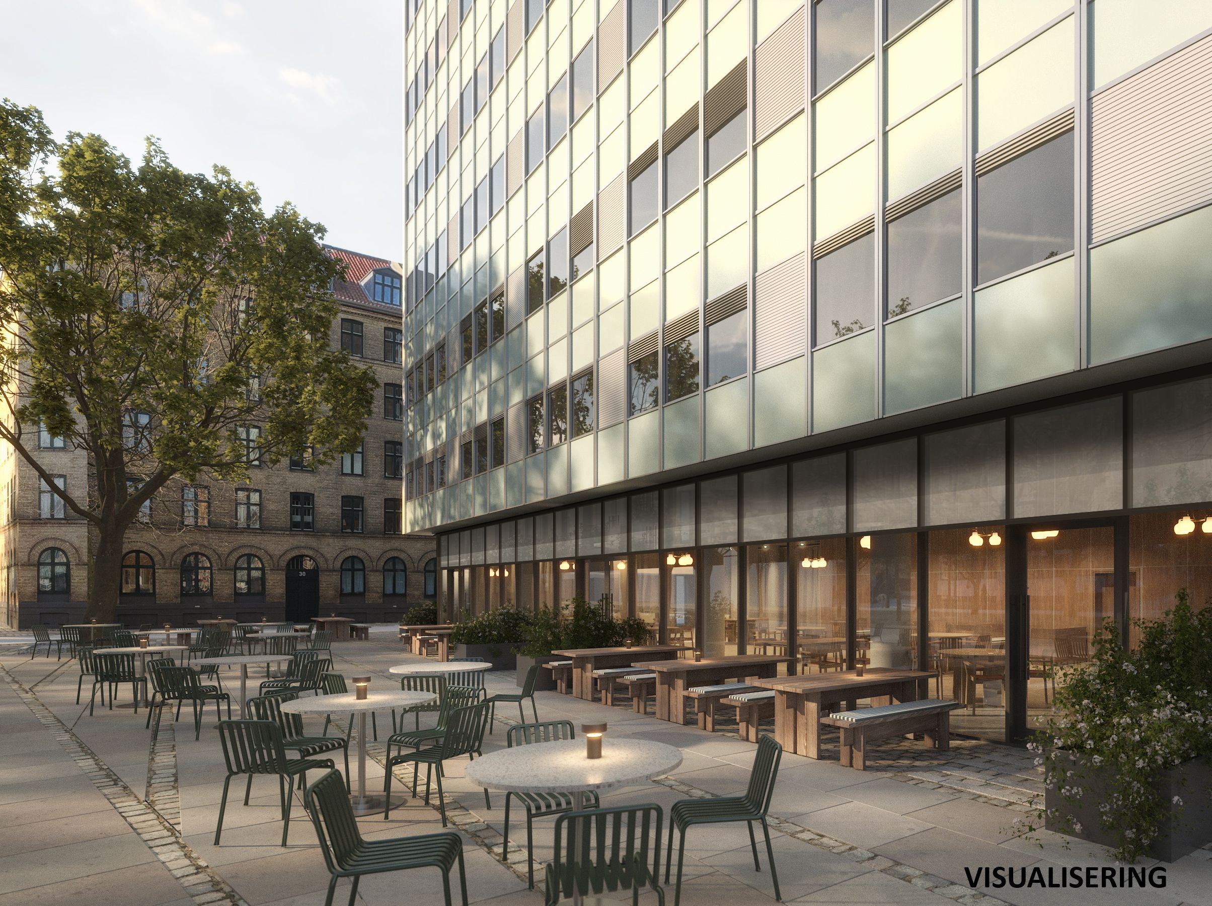 Udeservering med træborde og stole, gulve med munkesten og lysekroner i hjørner, glasfacade med refleksioner af en træ og lysekroner, plantepotter med hvide blomster og et stort træ i baggrunden