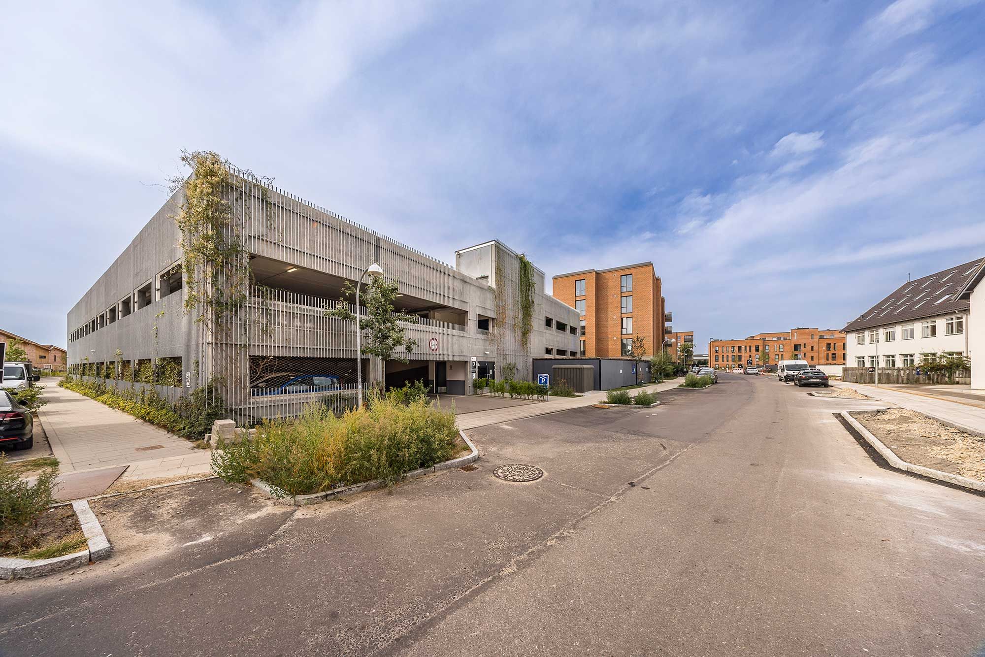 Kontorlejemål med kantine og konferencerum. Fælles faciliteter og parkeringsplads. Bygningen er placeret tæt på Glostrup Station og motorvejsnettet