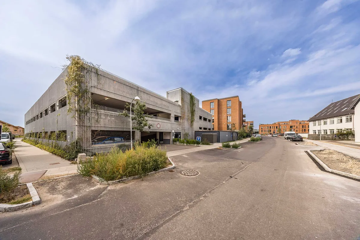 Kontorlejemål med kantine og konferencerum. Fælles faciliteter og parkeringsplads. Bygningen er placeret tæt på Glostrup Station og motorvejsnettet
