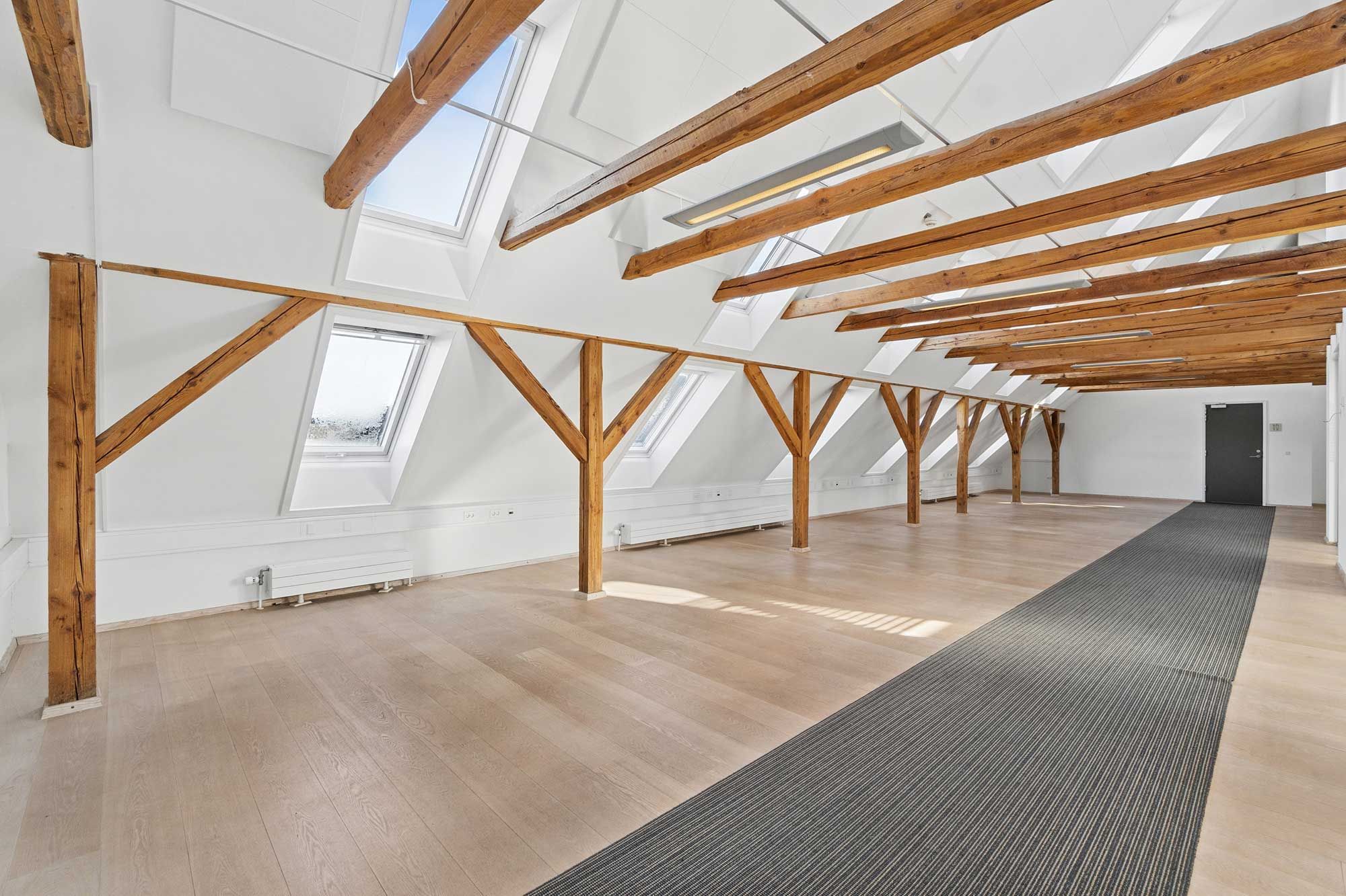 Kontorlokaler med loftsbjælke loftsrum og lyse gulvplanker i et lejlighedsbygning i nærheden af Glostrup station og motorvejsnettet