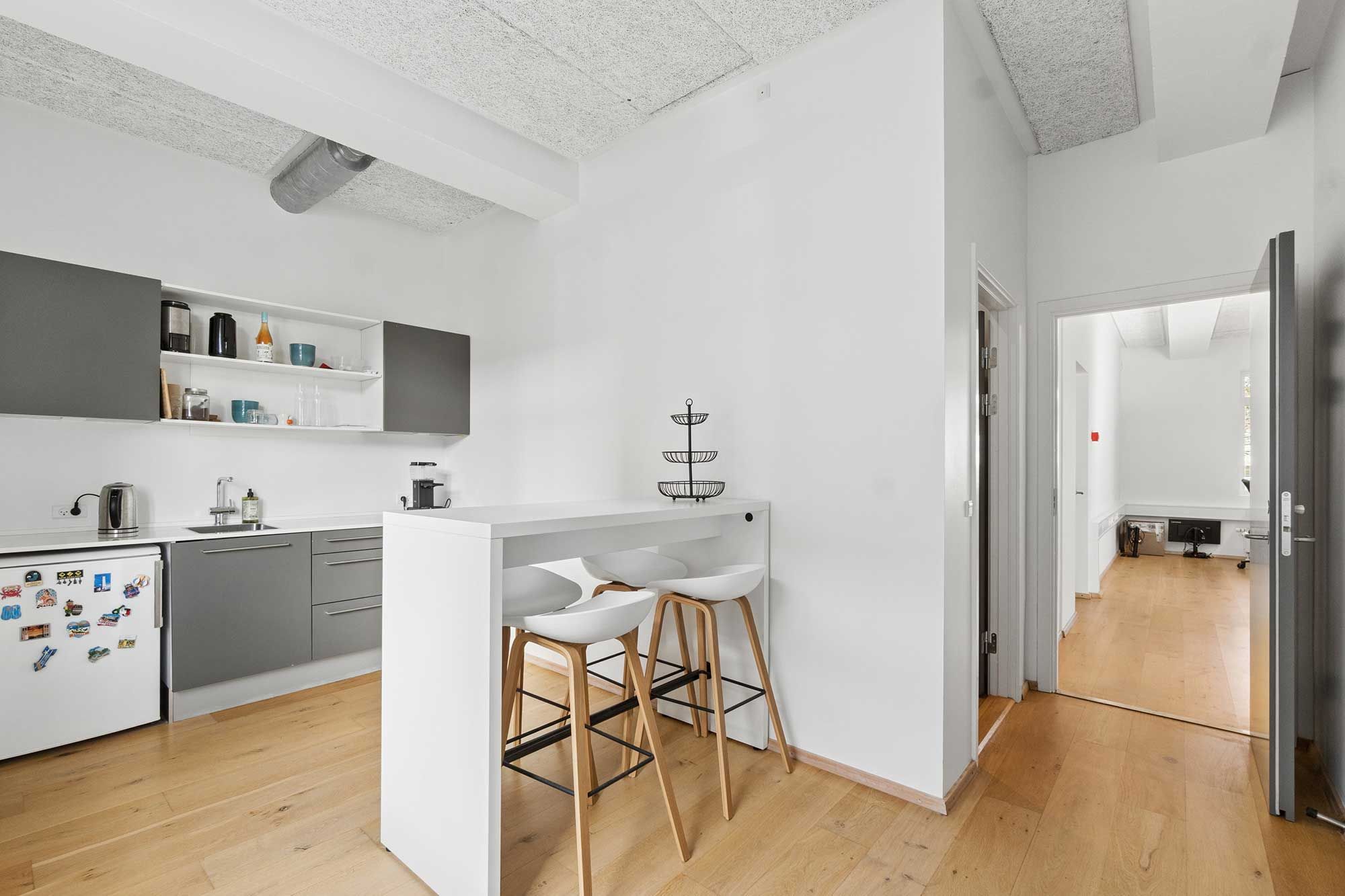 Stilfuldt kontorlejemål med lyse lofter og højt til loftet i nærheden af Glostrup Station og motorvejsnettet