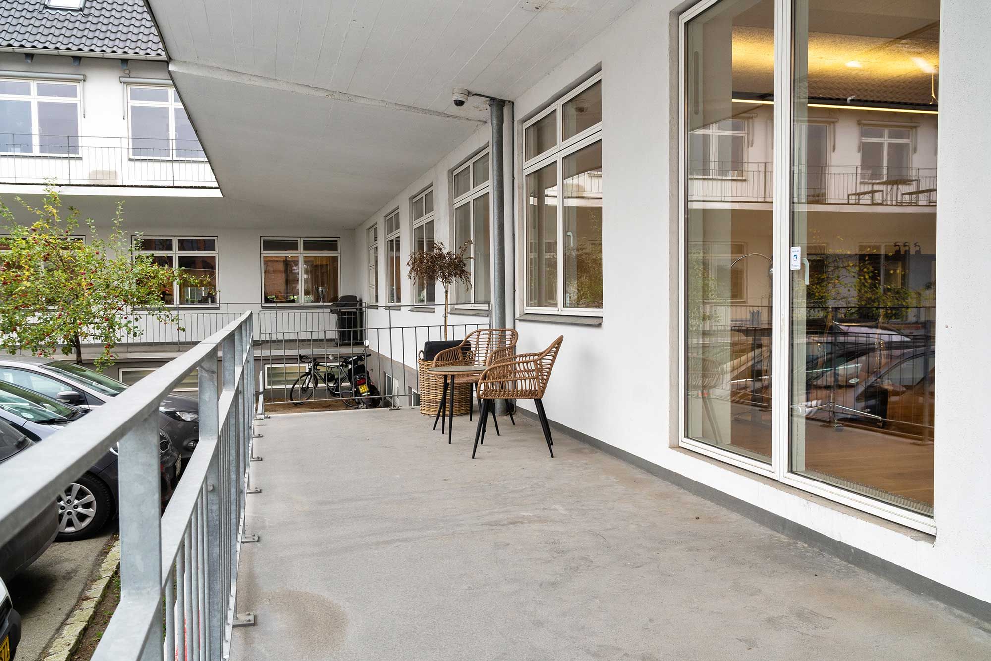 Kontor i stilfuldt lejemål med kantine og konferencerum, tæt på Glostrup Station og motorveje