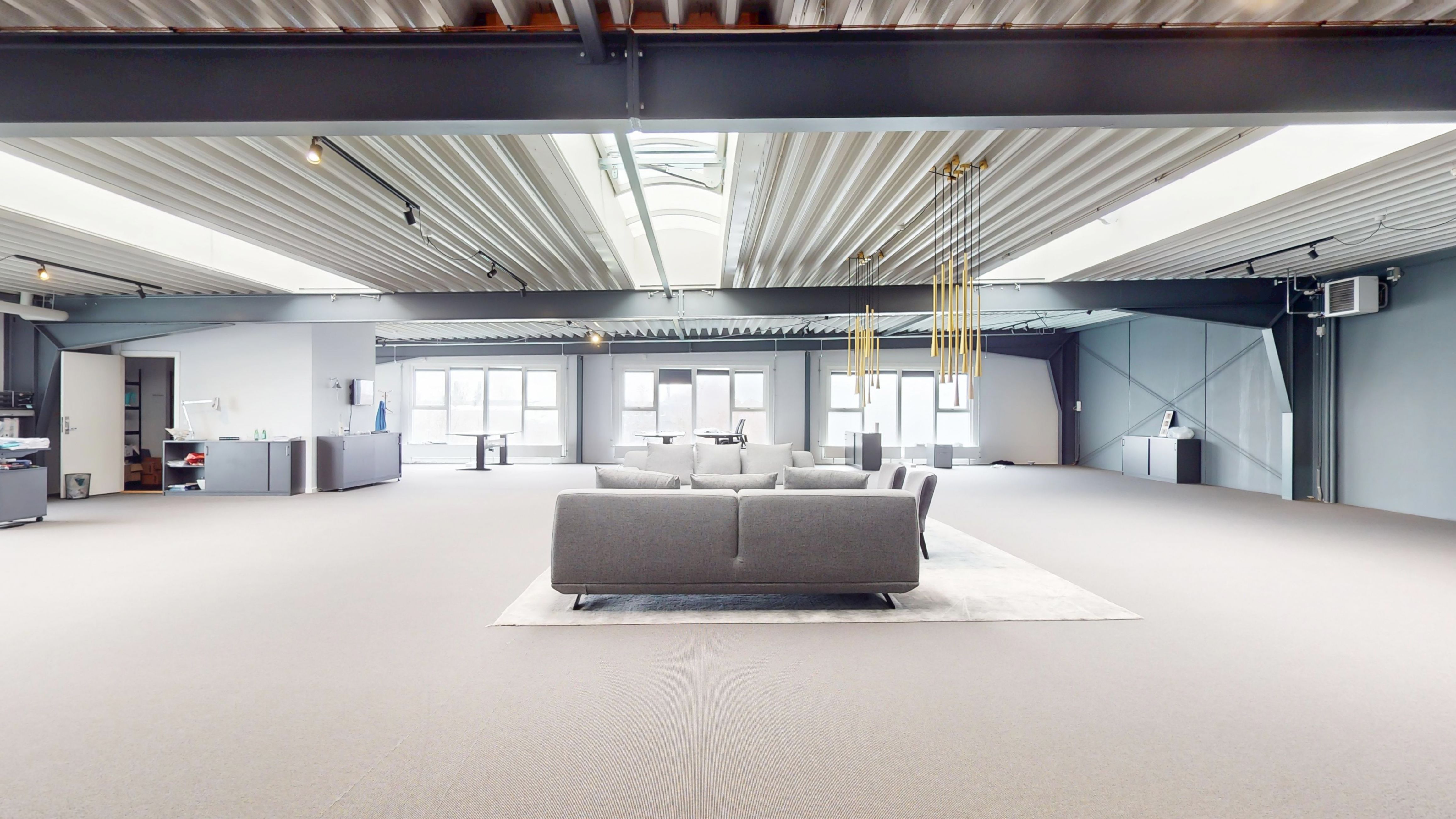 Stort og fleksibelt fremlejemål med strategisk god placering på Stamholmen 140A, 1. sal, 2650 Hvidovre. Her udbydes et stort og fleksibelt kontor- og showroom.