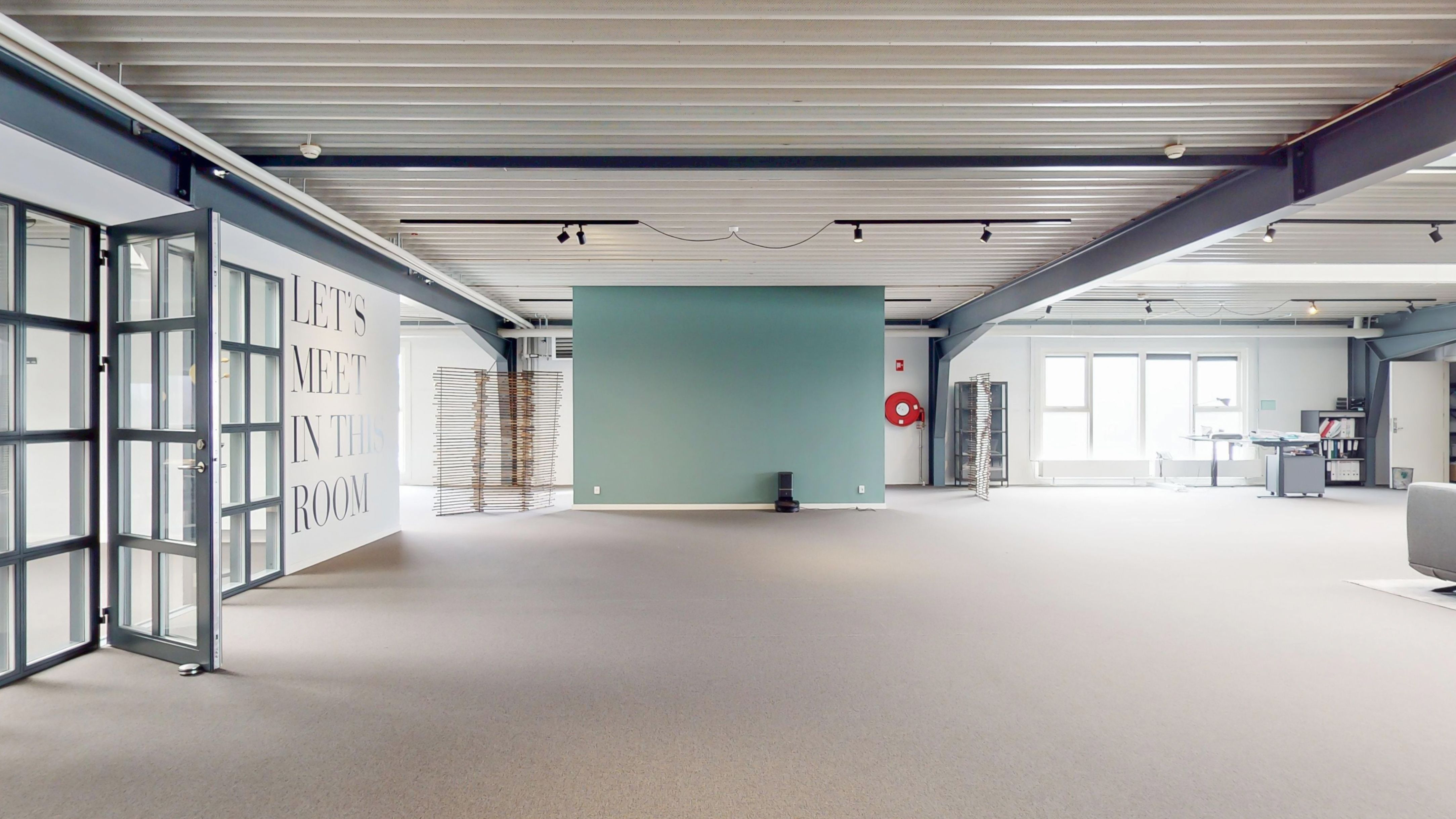 Stort og fleksibelt fremlejemål med strategisk placering. Indeholder moderne skriveborde, højteknologisk udstyr og masser af vinduer for masser af dagslys.