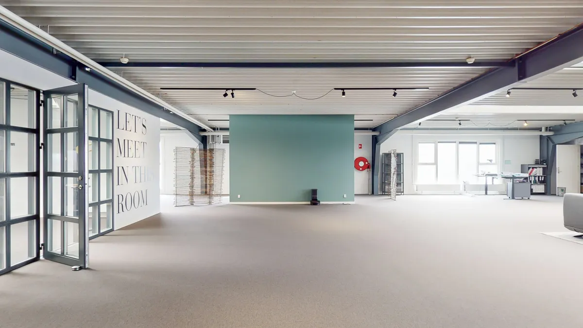 Stort og fleksibelt fremlejemål med strategisk placering. Indeholder moderne skriveborde, højteknologisk udstyr og masser af vinduer for masser af dagslys.