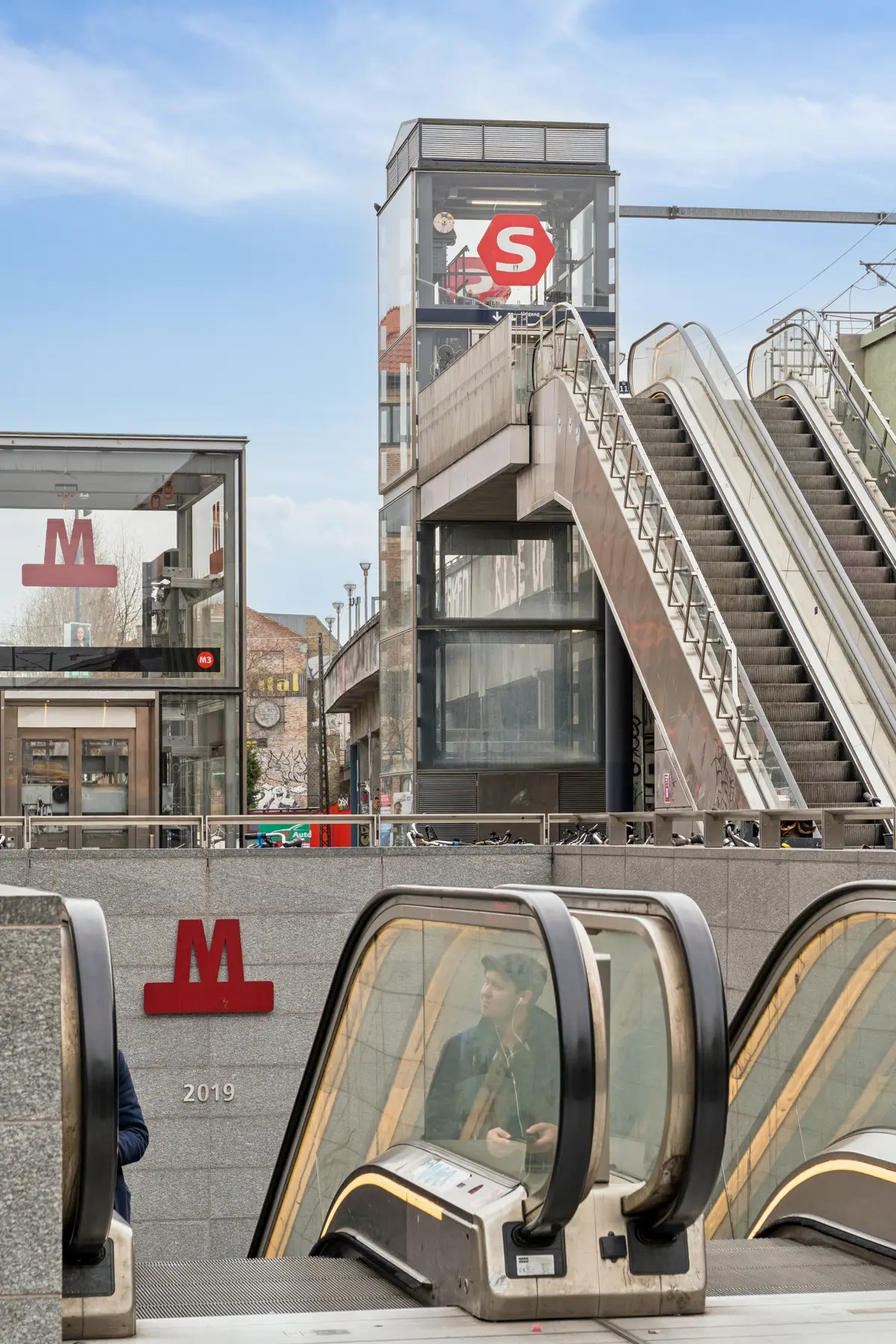 Nyes moderniserede kontorlokaler med opgang og trappe tæt på Nørrebro Station. Året 2019 står malet på væggen, og s-tog-logoen er synlig på bygningen