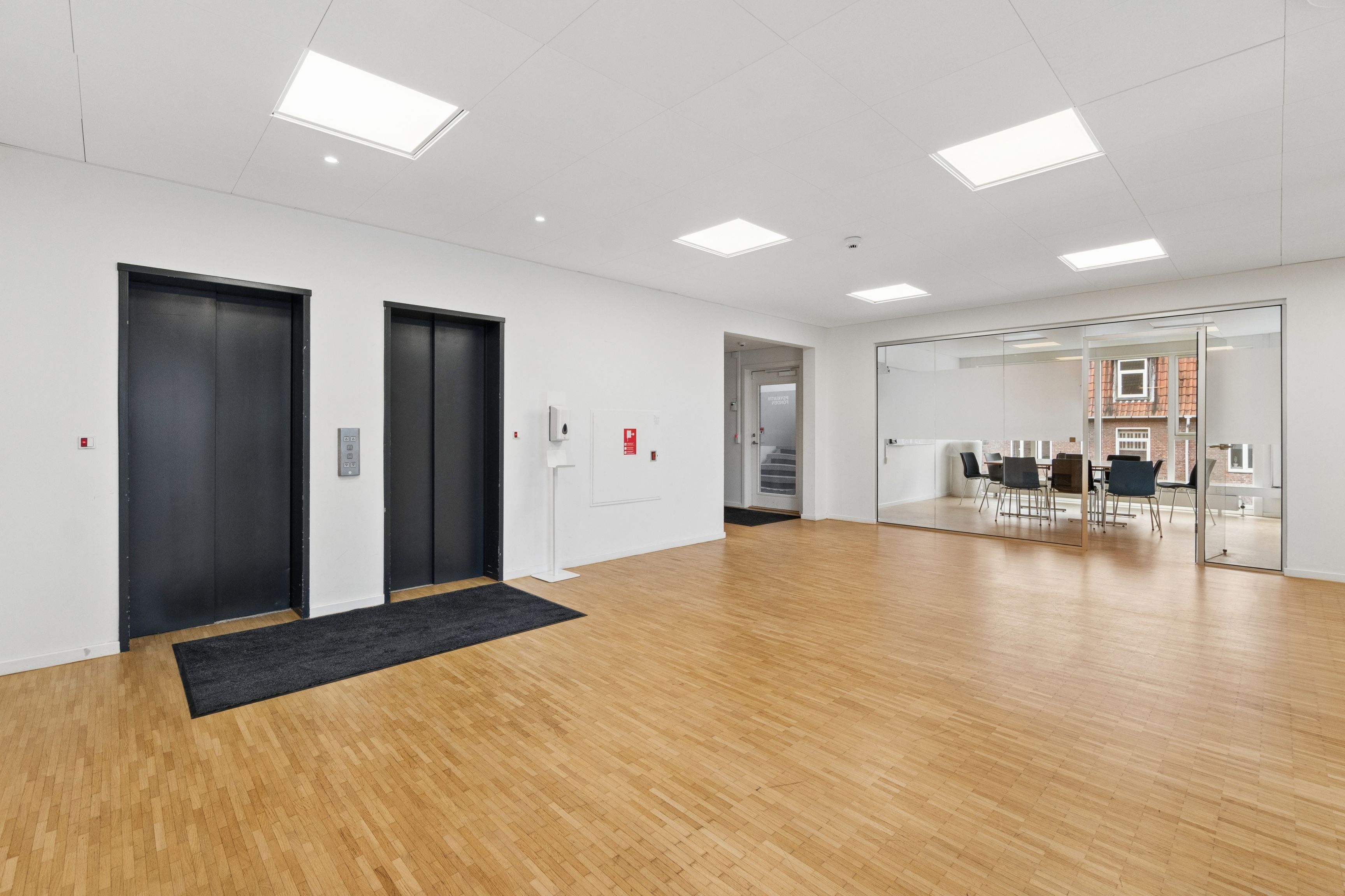 Store lyse lofter, store vinduer og lyse gulve i en lejlighed på Hejrevej 43, 3., 2400 København NV. Der er to elevatorer og et moderne design