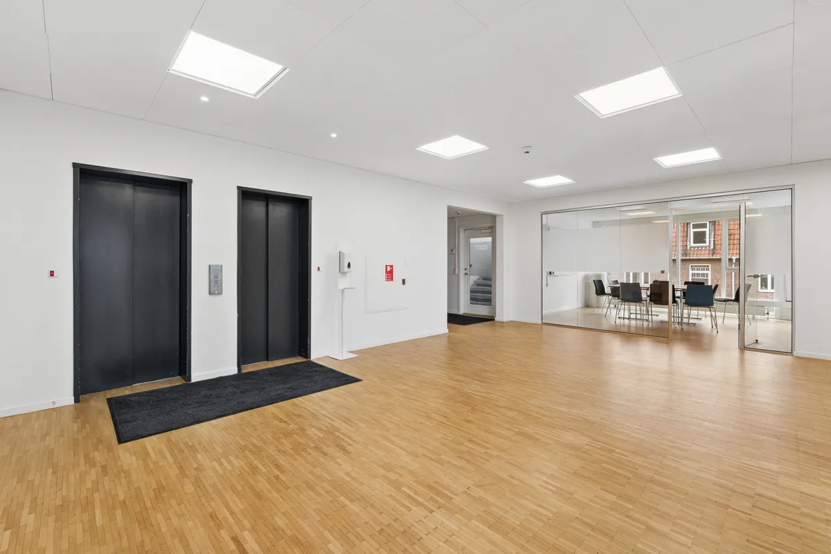 Store lyse lofter, store vinduer og lyse gulve i en lejlighed på Hejrevej 43, 3., 2400 København NV. Der er to elevatorer og et moderne design