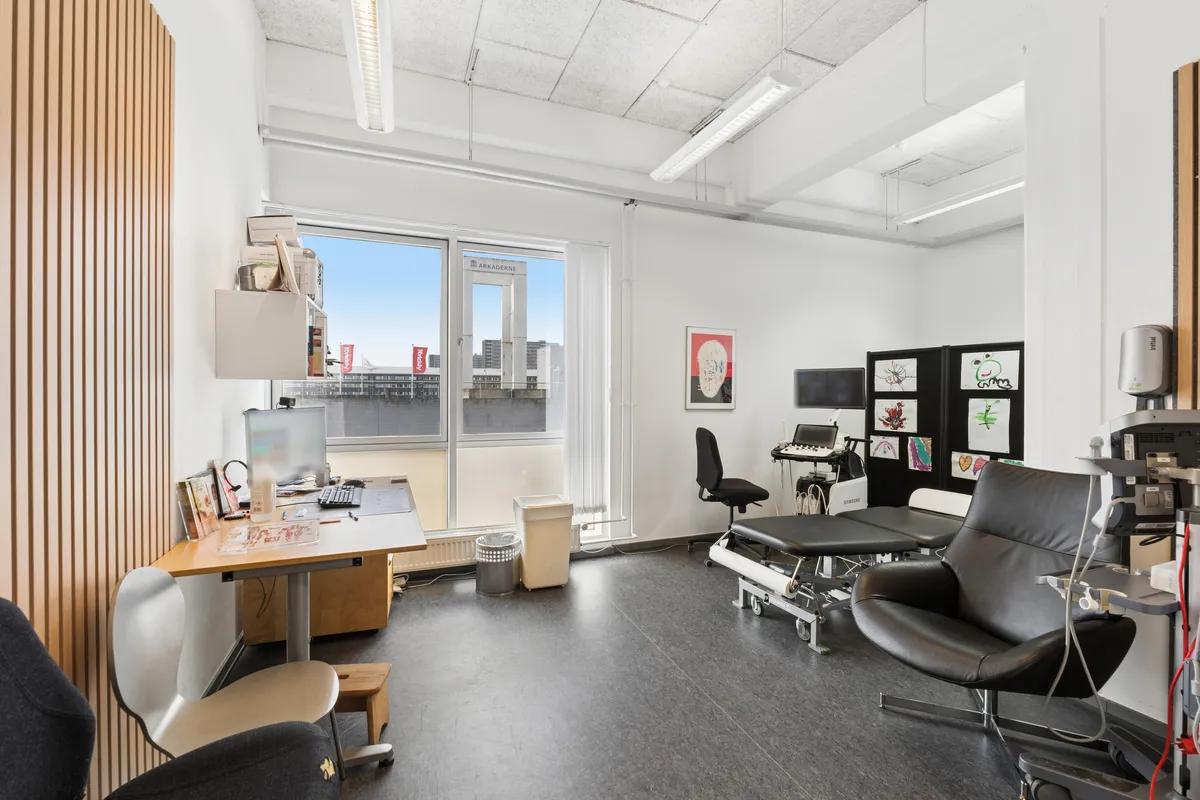 Lej en lyse og moderne kontor- eller kliniklejlighed med højt til loftet på Nygårds Plads 21 i Brøndby med 5 behandlerrum, skrivebord, skrivebordsstol, lænestol, monitor og skrivebordslampe