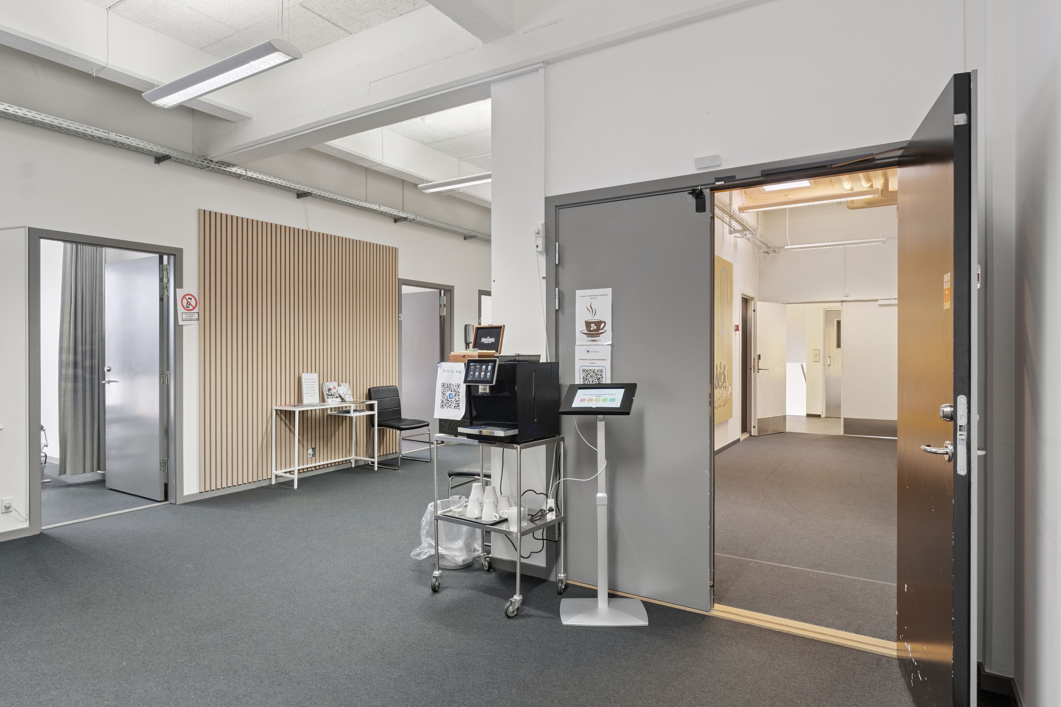 Lyst kontor med højt til loftet, fuldt møbleret, med skandinavisk design og teknologi. Lejemålet består af 5 behandlerrum, et stort ankomstområde og en moderne køkkenbar med en kaffemaskine.