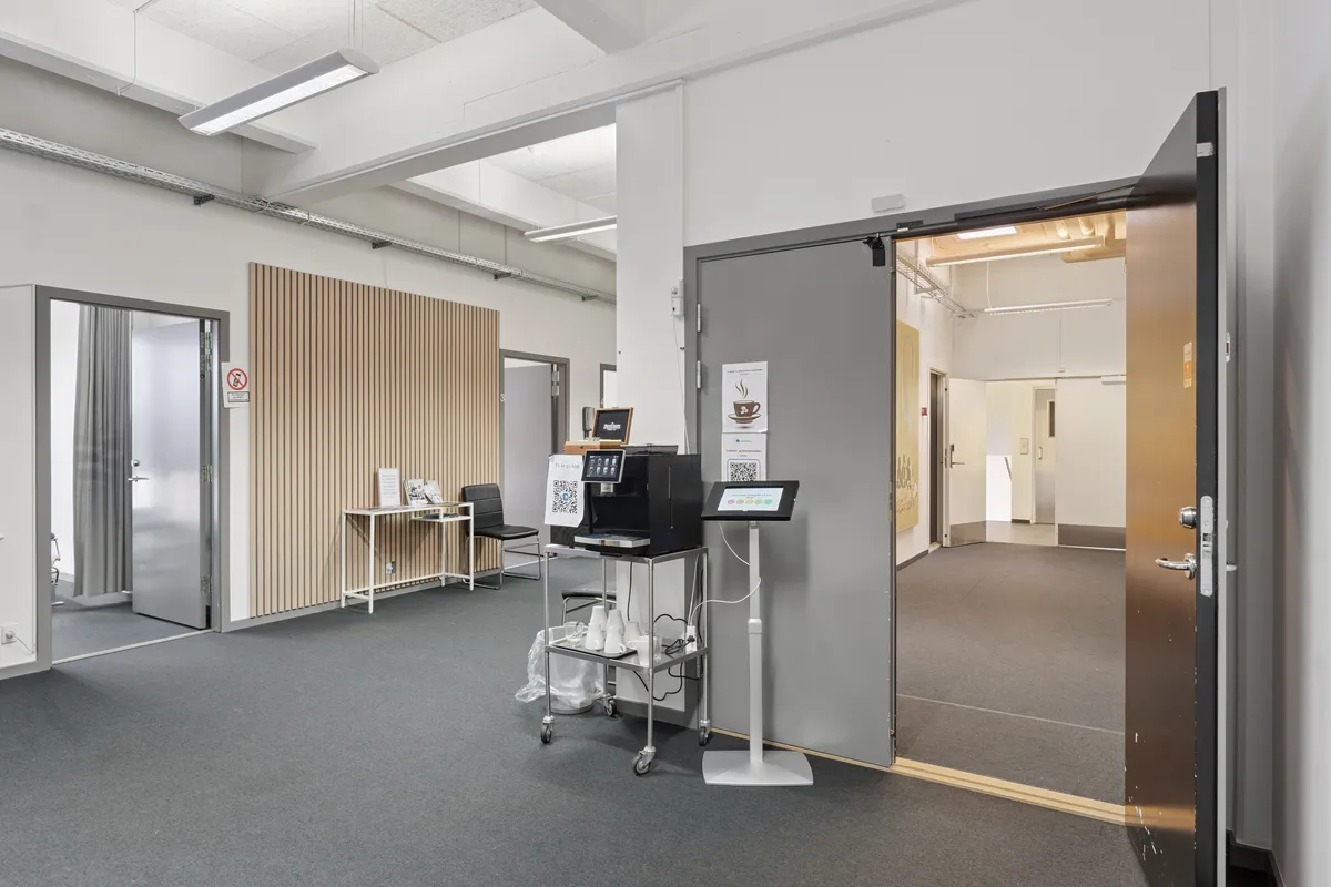 Lyst kontor med højt til loftet, fuldt møbleret, med skandinavisk design og teknologi. Lejemålet består af 5 behandlerrum, et stort ankomstområde og en moderne køkkenbar med en kaffemaskine.