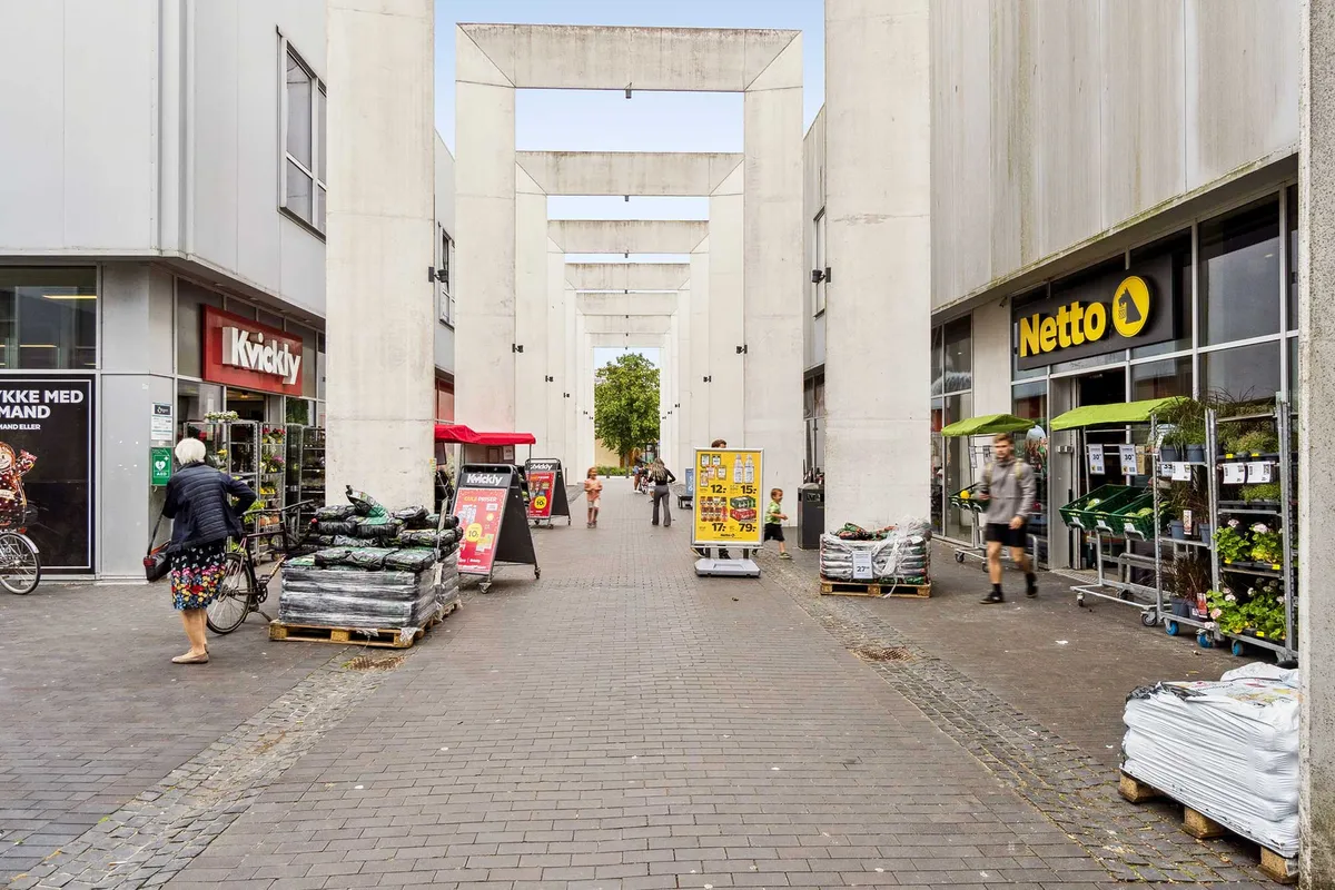 Lejemål på Nygårds Plads med klientformål, 5 behandlerrum, stort ankomst- og venteområde, tekøkken, Netto og Kvikly butikker samt cykelstativ