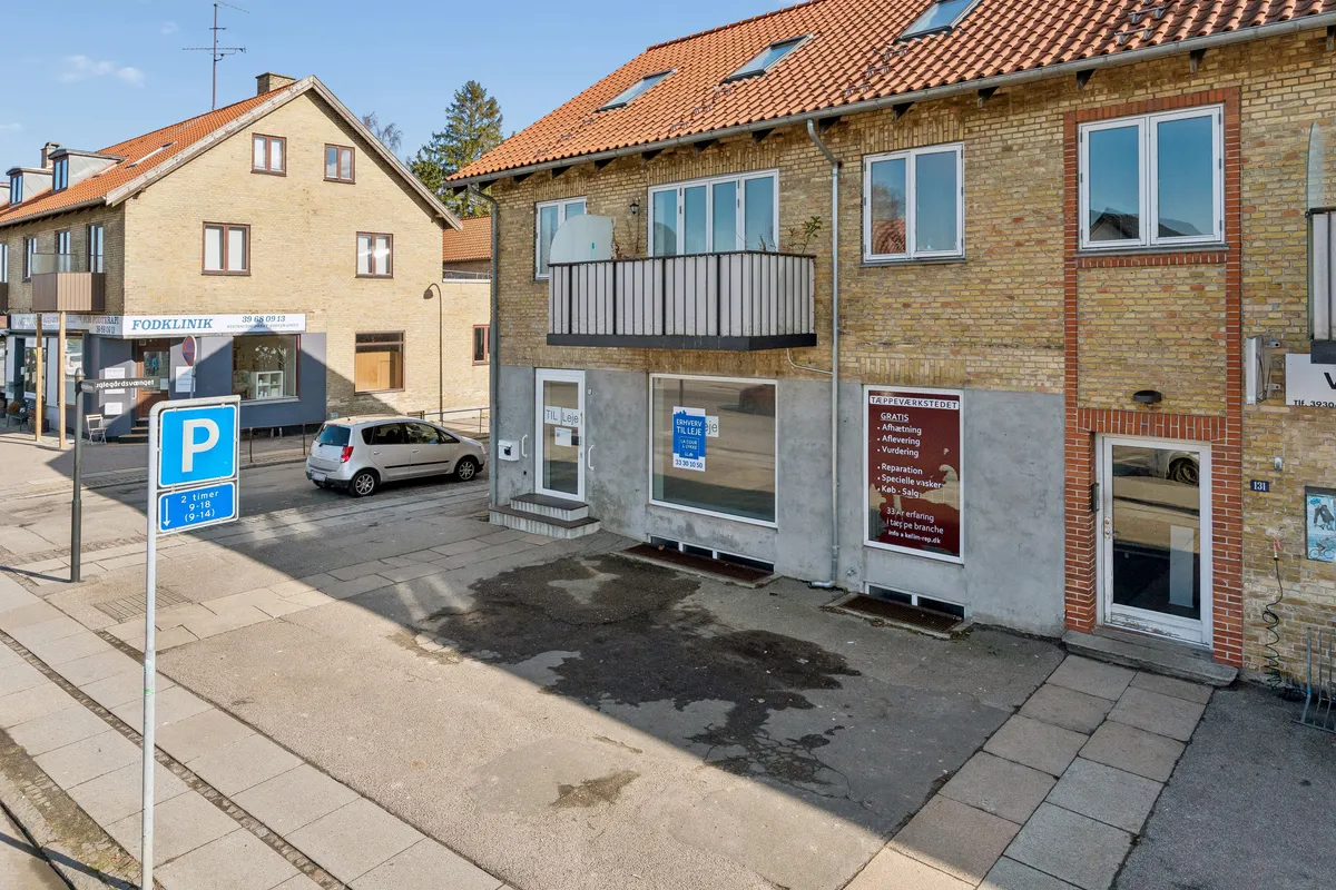 Forretning med rengøringstjenester på Vangedevej 131 i Gentofte, med parkeringszone foran og bilparkeringsskilt med to timers parkering