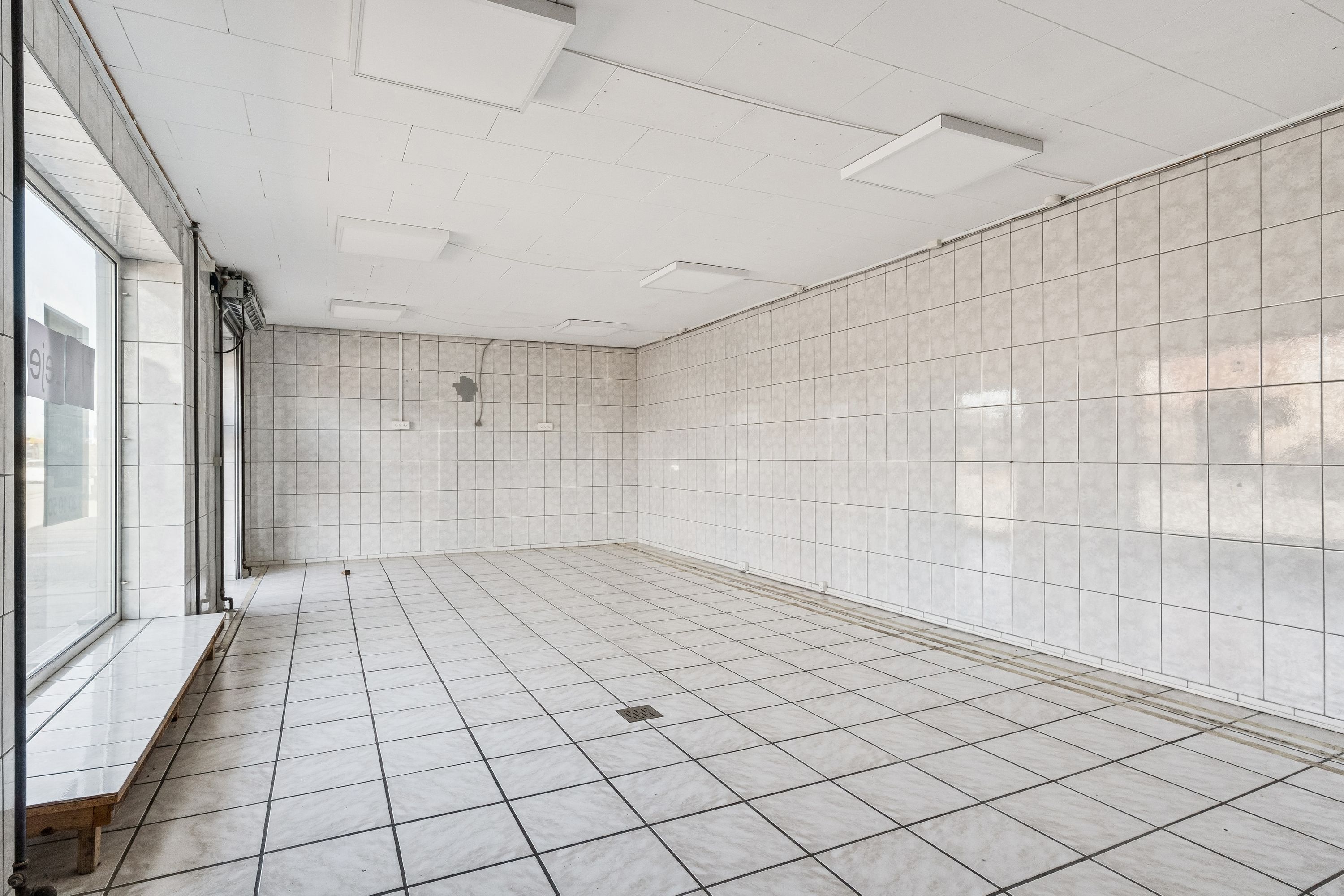 Alt-tekst: Lejlighed med stort vinduesparti og lyse gulvfliser til leje på Vangedevej 131 i Gentofte. Store vinduer og pænt møbleret.