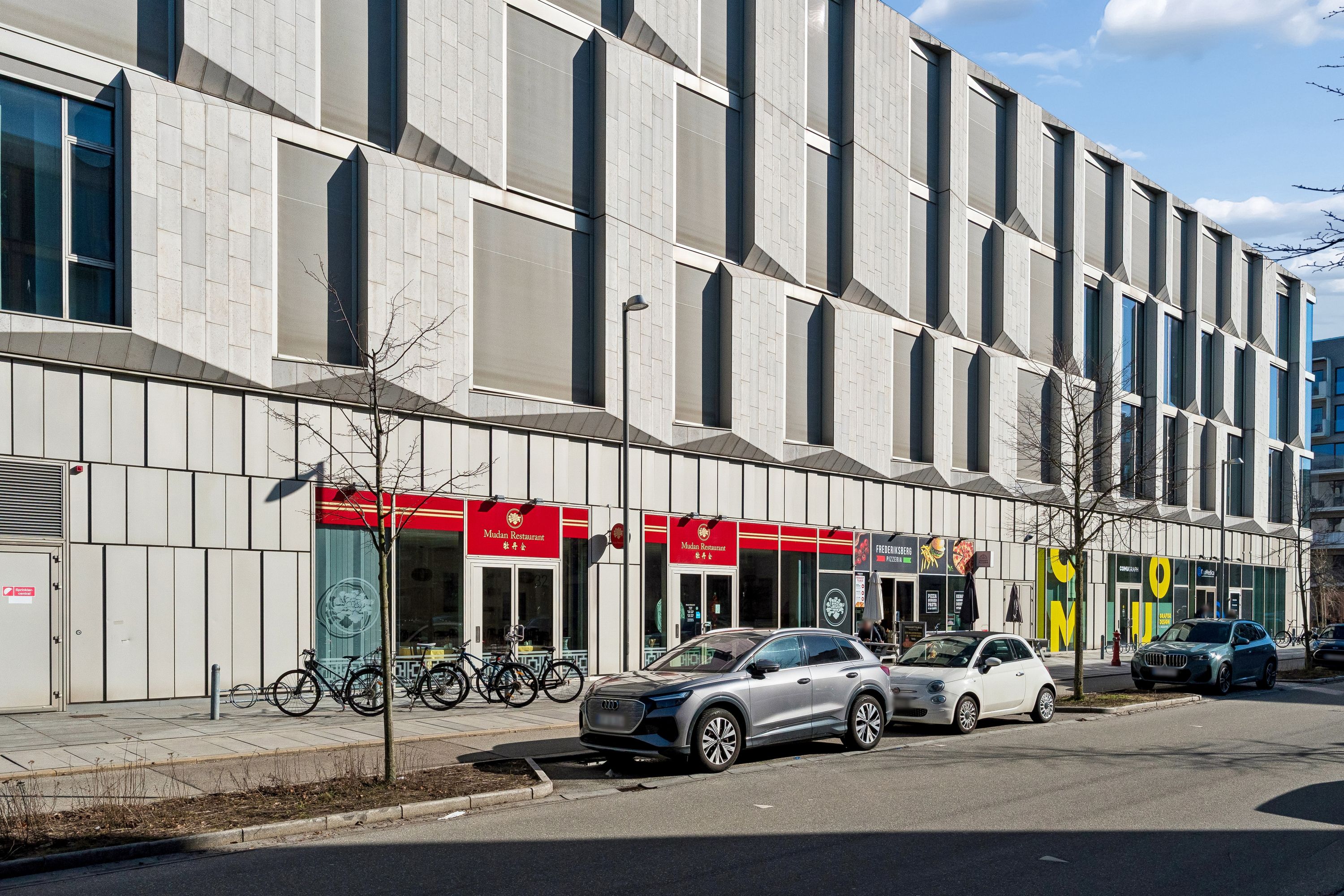 Investering til salg på Marguerite Vibys Plads og Dirch Passers Allé med 8 fuldt udlejede enheder og moderne design med vinduer og parkerede biler på gaden