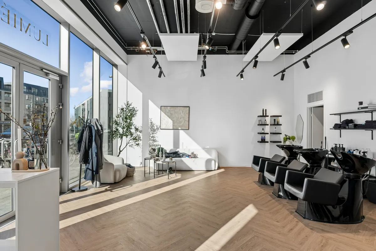 Erhvervslokaler med fuldt udlejet salon med høj eksponering og moderne interiør i Frederiksberg. Salon med høj eksponering og fuldt udlejet.