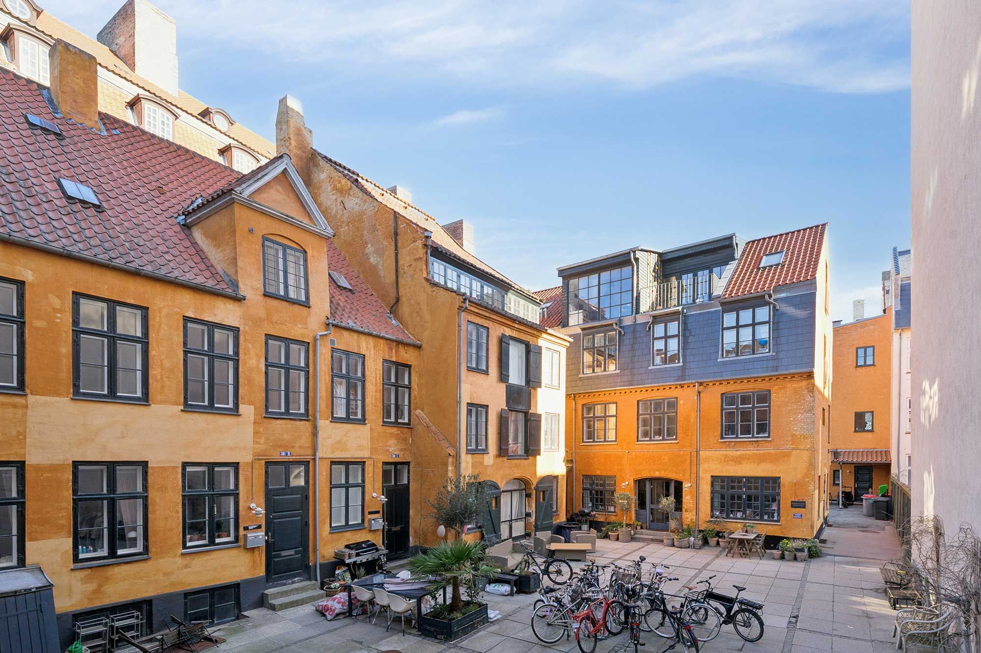 Tidligere værksteder og lagerbygninger omdannet til moderne kontorlejemål med lyse gulve og storslåede gårdhaver i en ældre bygningsmasse