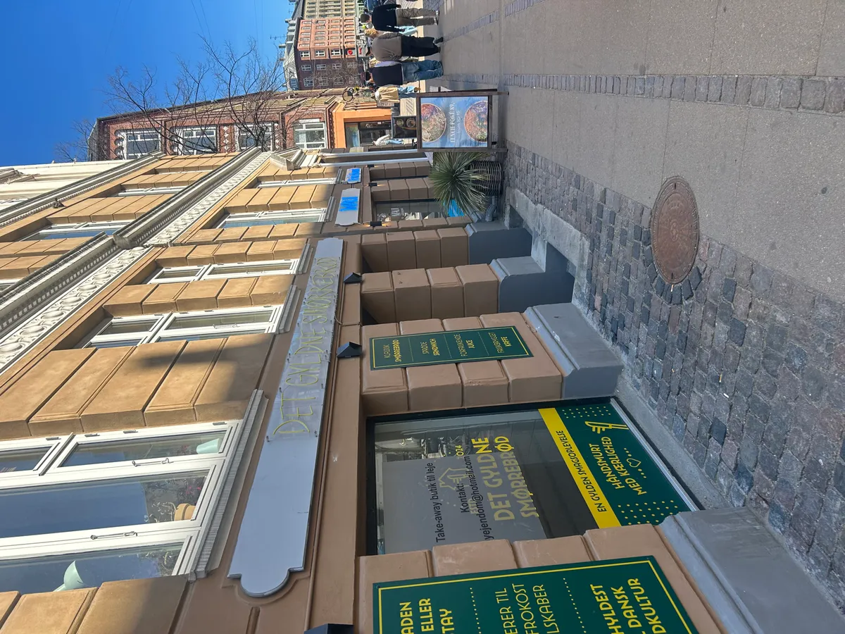 En kontordrevet tagterrasse med udsigt over Nordre Frihavnsgade. Take-away til leje på Nordre Frihavnsgade 55. Taglejlighed med solrigt udsigt og udsugningstilladelse