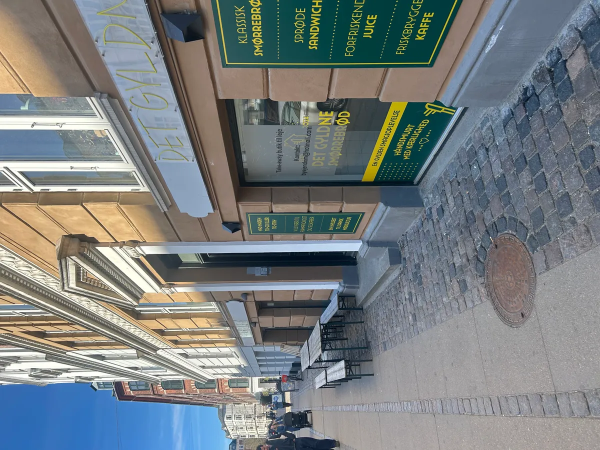 Det Golden er en cafe og restaurant med take-away-service i København Ø. Butikken er i Nordre Frihavnsgade 55.