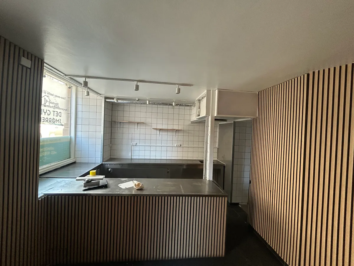 Take-away til leje i København Ø. Den nye butik har store vinduer, moderne udstykning og moderne udsugningsanlæg. Der er tilslutning til vand, elektricitet og udsugning.