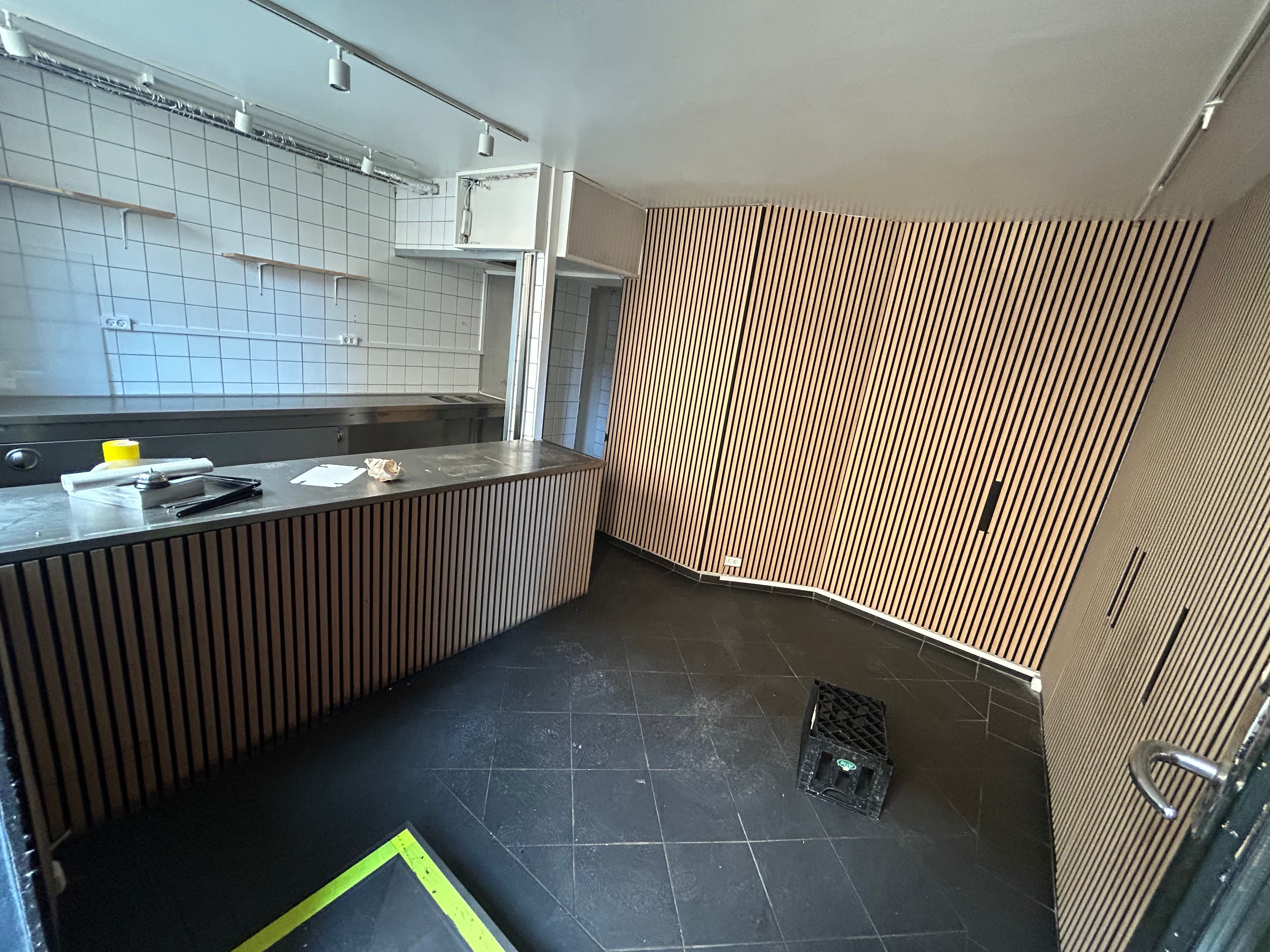 Industriudsugningsventilatorer og etableret takeawaylokale med lysegule køkkenvægge og stribede vægpaneler til leje på Nordre Frihavnsgade i København