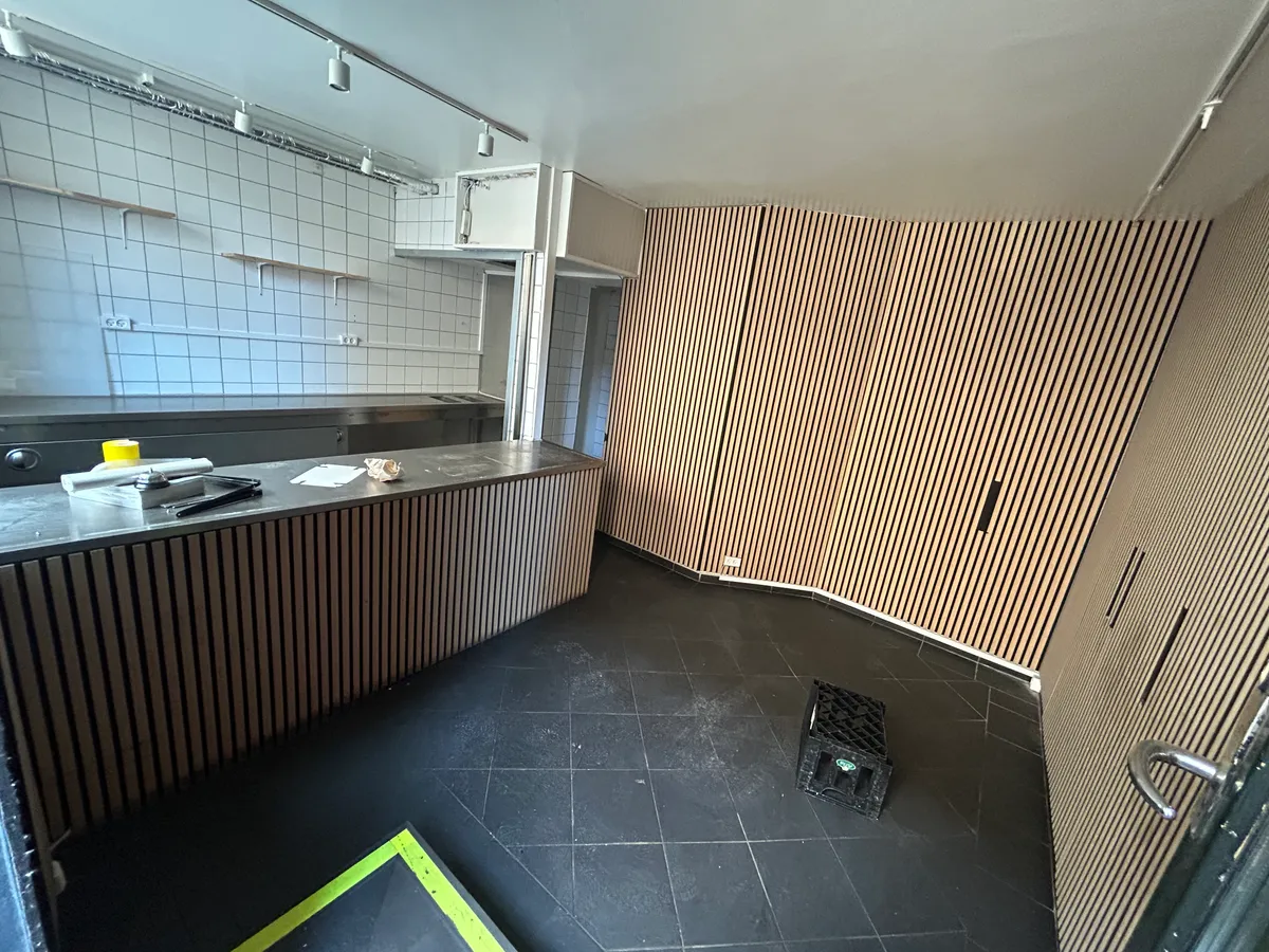 Industriudsugningsventilatorer og etableret takeawaylokale med lysegule køkkenvægge og stribede vægpaneler til leje på Nordre Frihavnsgade i København