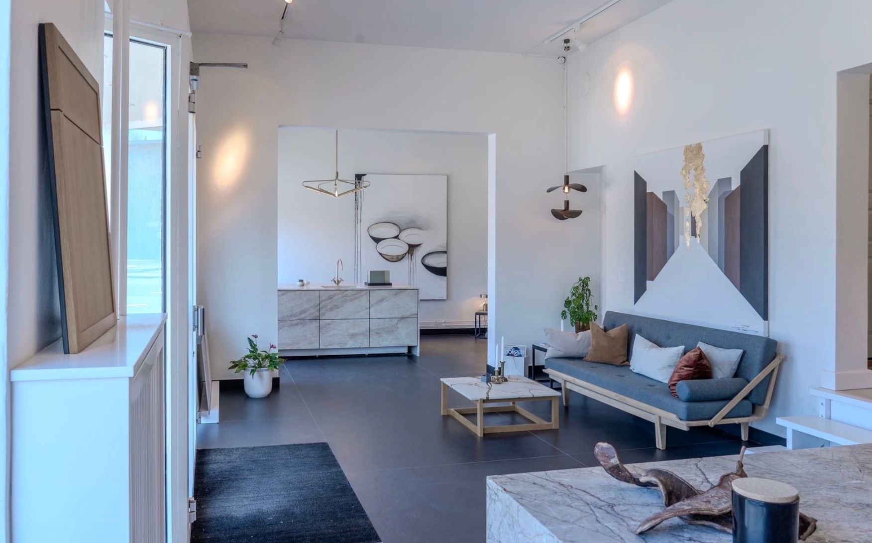 Lej butik i nyt boligområde på Strandvejen 142, st. 1 og 2. Elegant indretning med møbler, kunstværker og trægulv