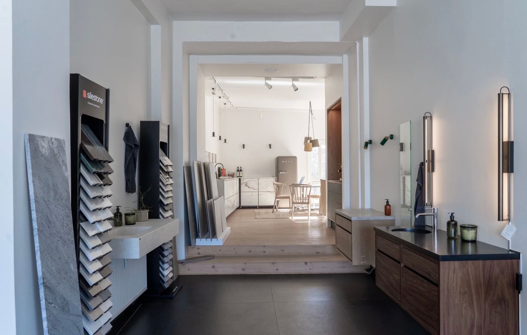 Nyrenoveret lejemål med moderne design på Strandvejen i Hellerup. Indeholder eksklusivt udvalg af silestione og udstillingsområder. Elegant lysekroner og møbler skaber eksklusiv atmosfære