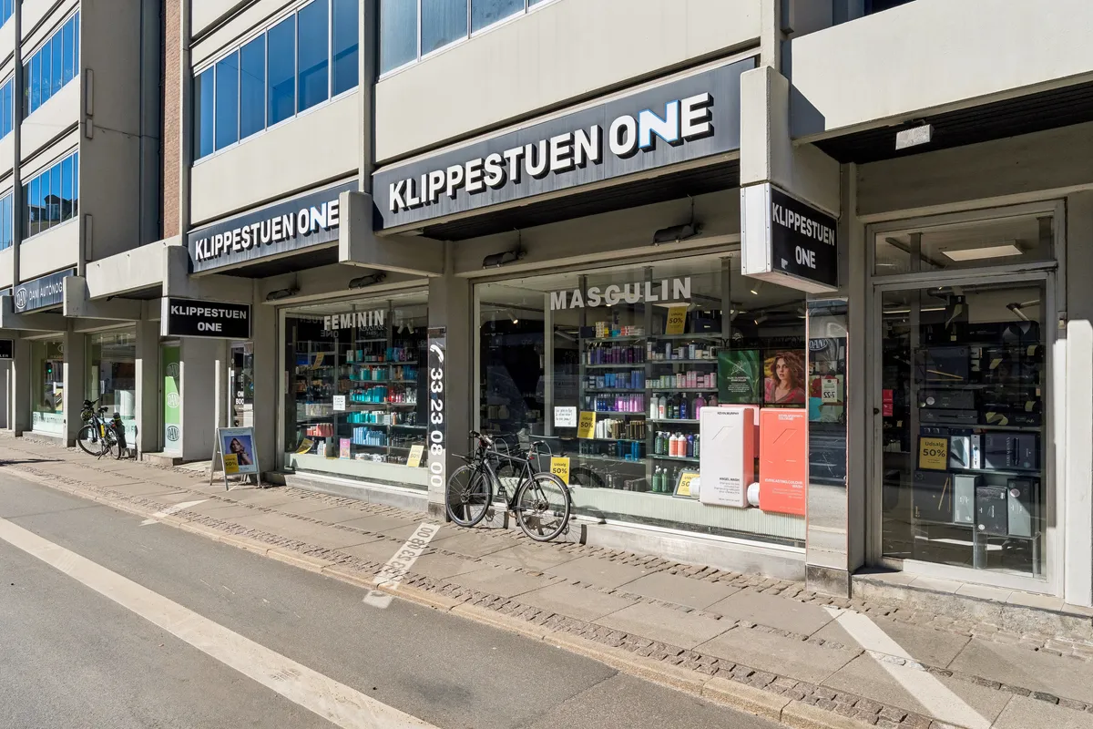 Store butikslokaler til leje på H.C. Ørsteds Vej med to butikker og et tilstødende kontor til leje. Store vinduer med høj synlighed og god adgang for gående og cyklende