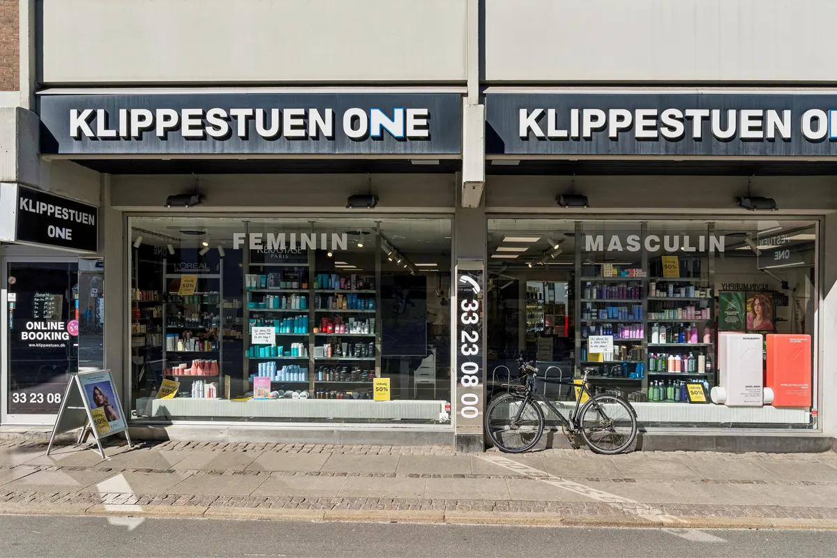 Butik med udsalg af kosmetik og frisørprodukter til leje på H.C. Ørsteds Vej 1B. Frisørsalonen er inddelt i sektioner for kvinder og mænd