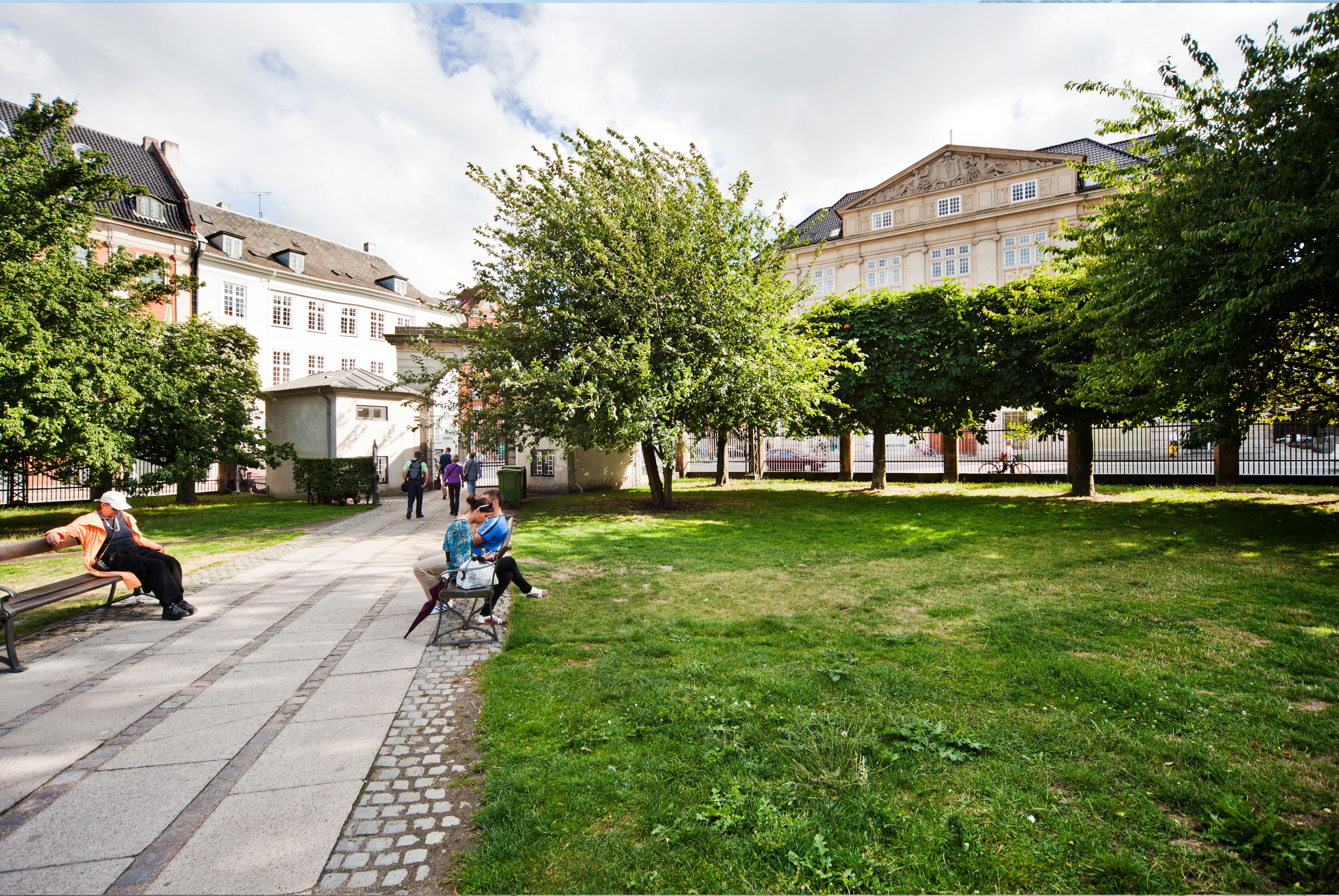 Lej kontor i Møntergården, hvor grønne træer og en grøn græsplæne skaber et hyggeligt sted at arbejde