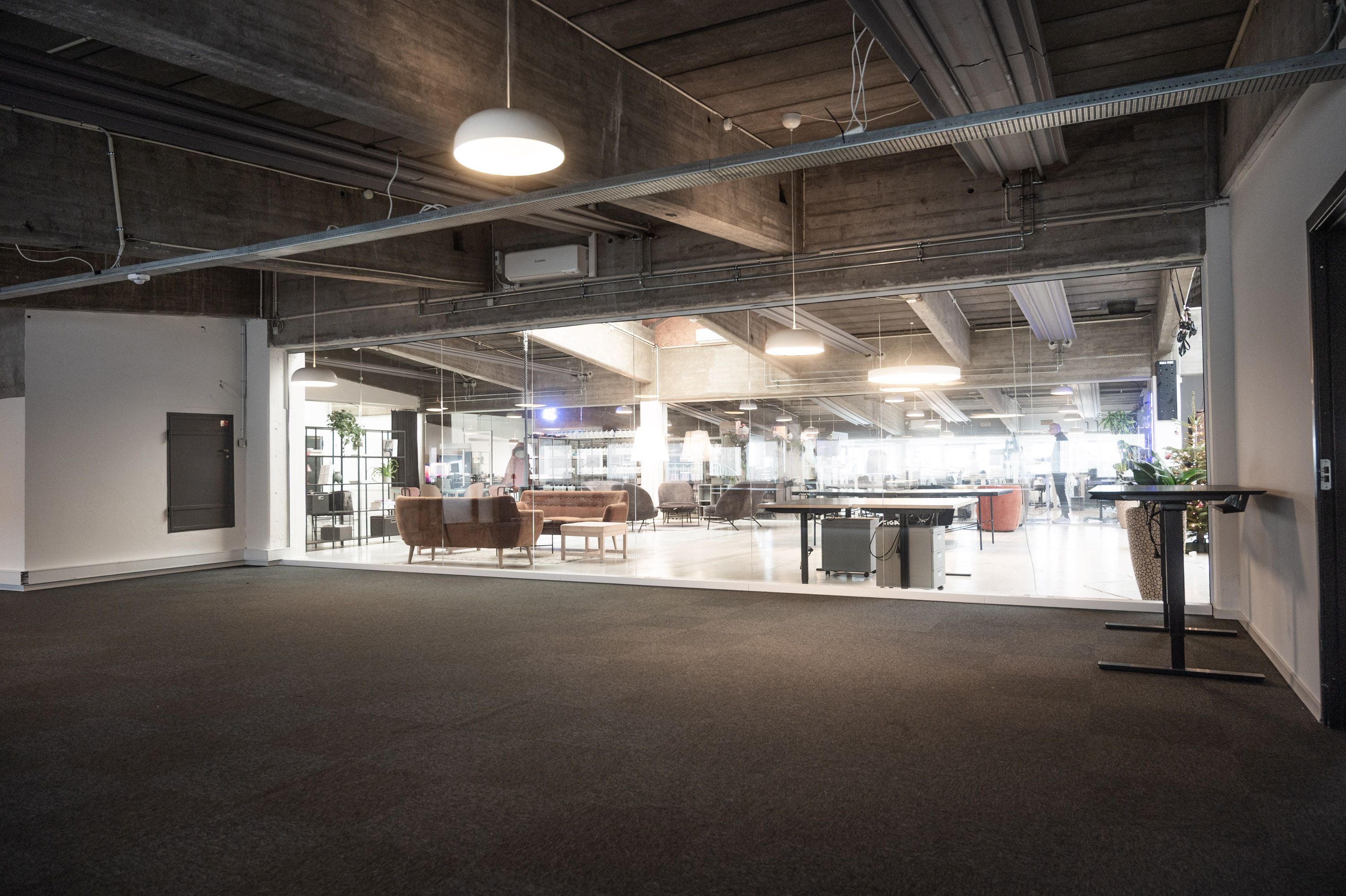 Kontor til leje på Amager med 165 kvm og masser af plads. Glasvægge, lyse gulve og moderne møbler.