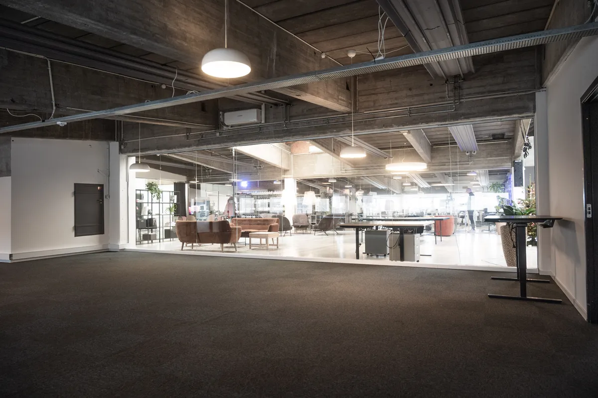 Kontor til leje på Amager med 165 kvm og masser af plads. Glasvægge, lyse gulve og moderne møbler.