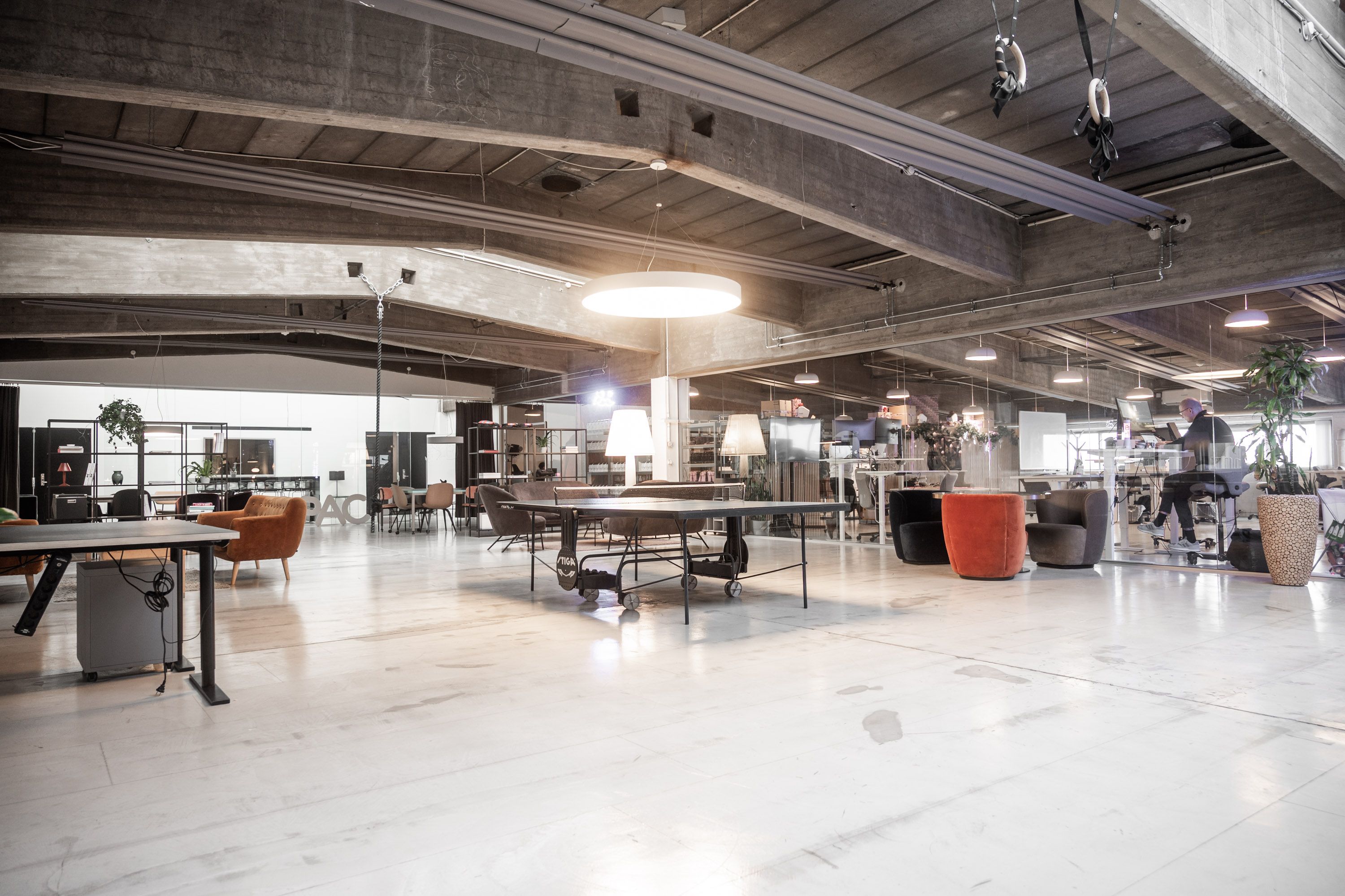 Store kontorlokaler til leje i kreativ og ikonisk industribygning på Raffinaderivej 10. Lys og moderne møbler med kreativ energi og industrikarakter