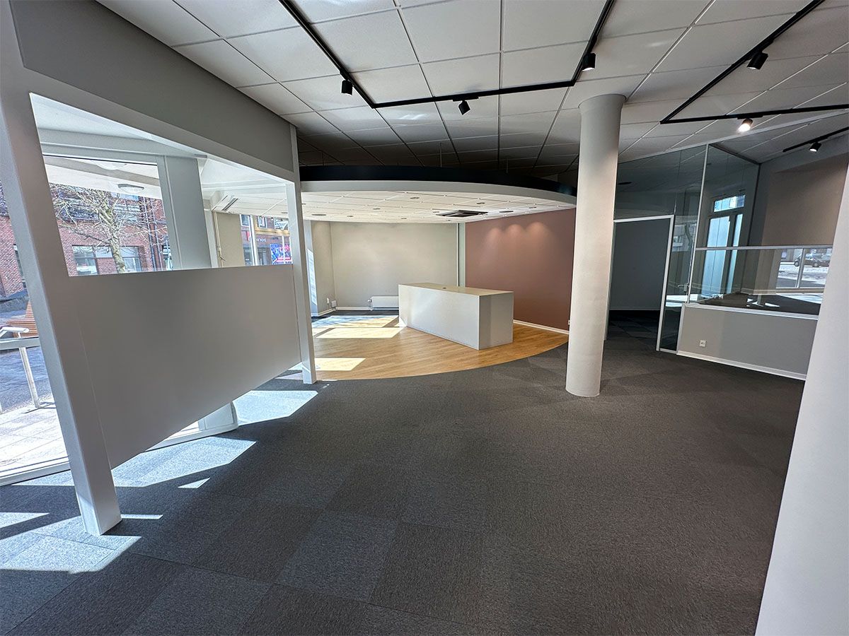 Erhvervslokale med høj synlighed i Hjørring. Store vinduer og lyse loftsarealer skaber et vellyst. Moderne gulvbelægning og minimalistisk møbleret.