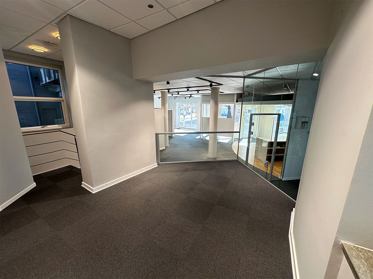 Kort kortet er i en moderne bygning med gulv og lofter af glas og hvide vægge