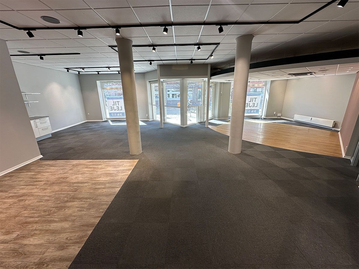 Her er en stor og lys åben lokale i Hjørring med højt til loftet og store glasdøre