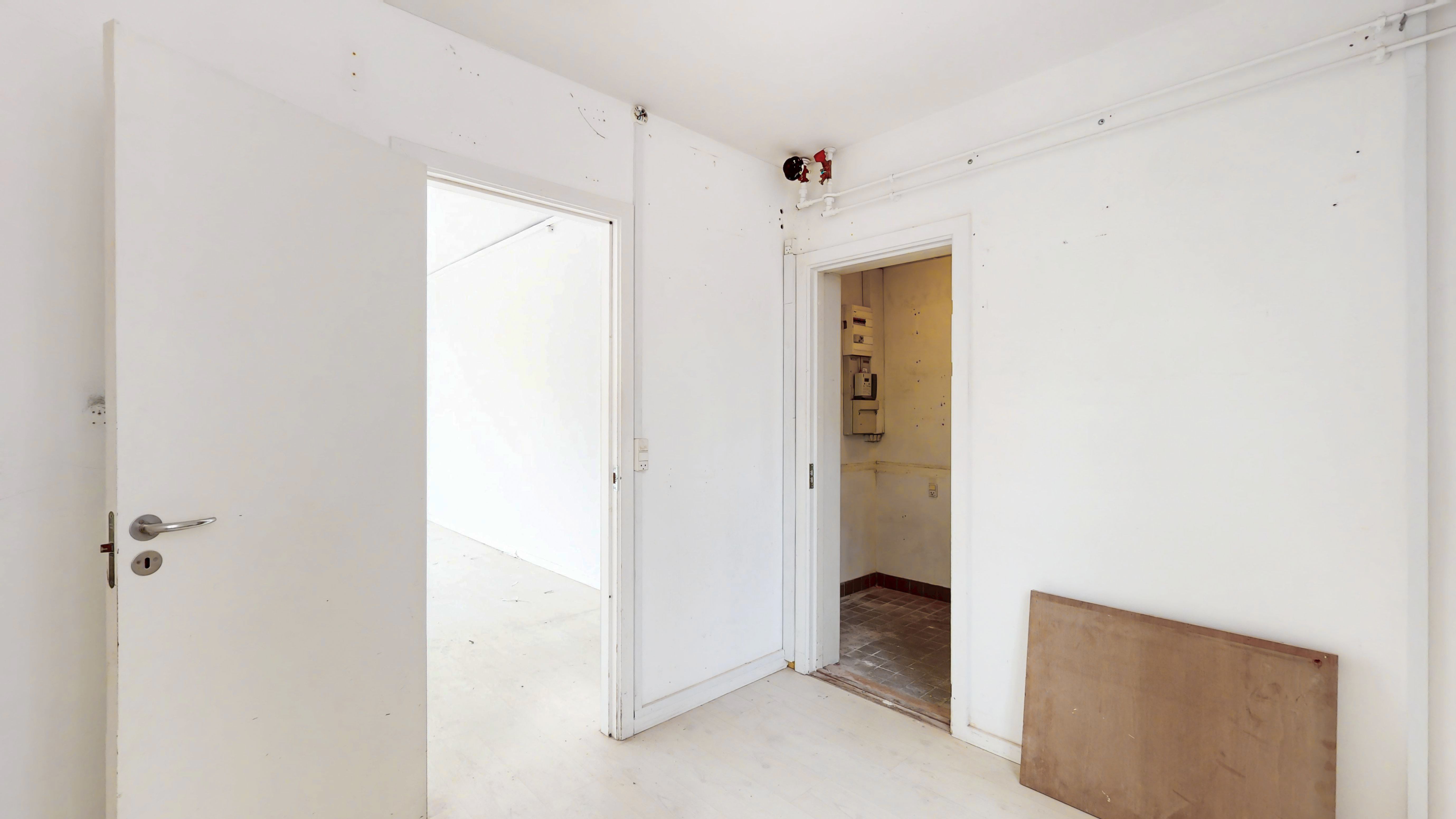 Lejlighed med to separate værelser, hver med eget badeværelse og lysevinduer mod gaden