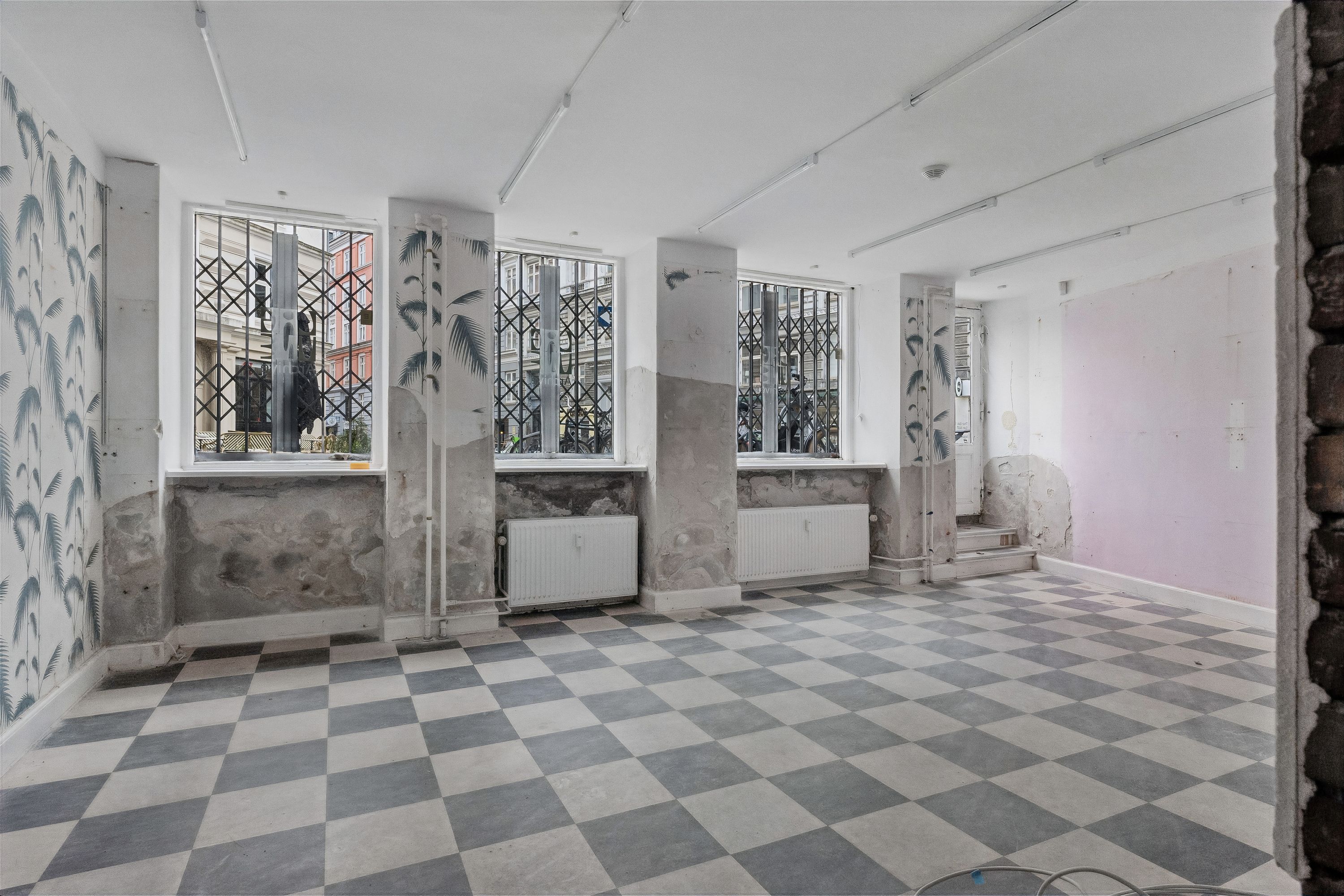 Store lejemål med fuld loftsudnyttelse, kunstnermalerier på væggen og store vinduer med jernmøbler. Værelser med krydsfinérgulve og højloft.