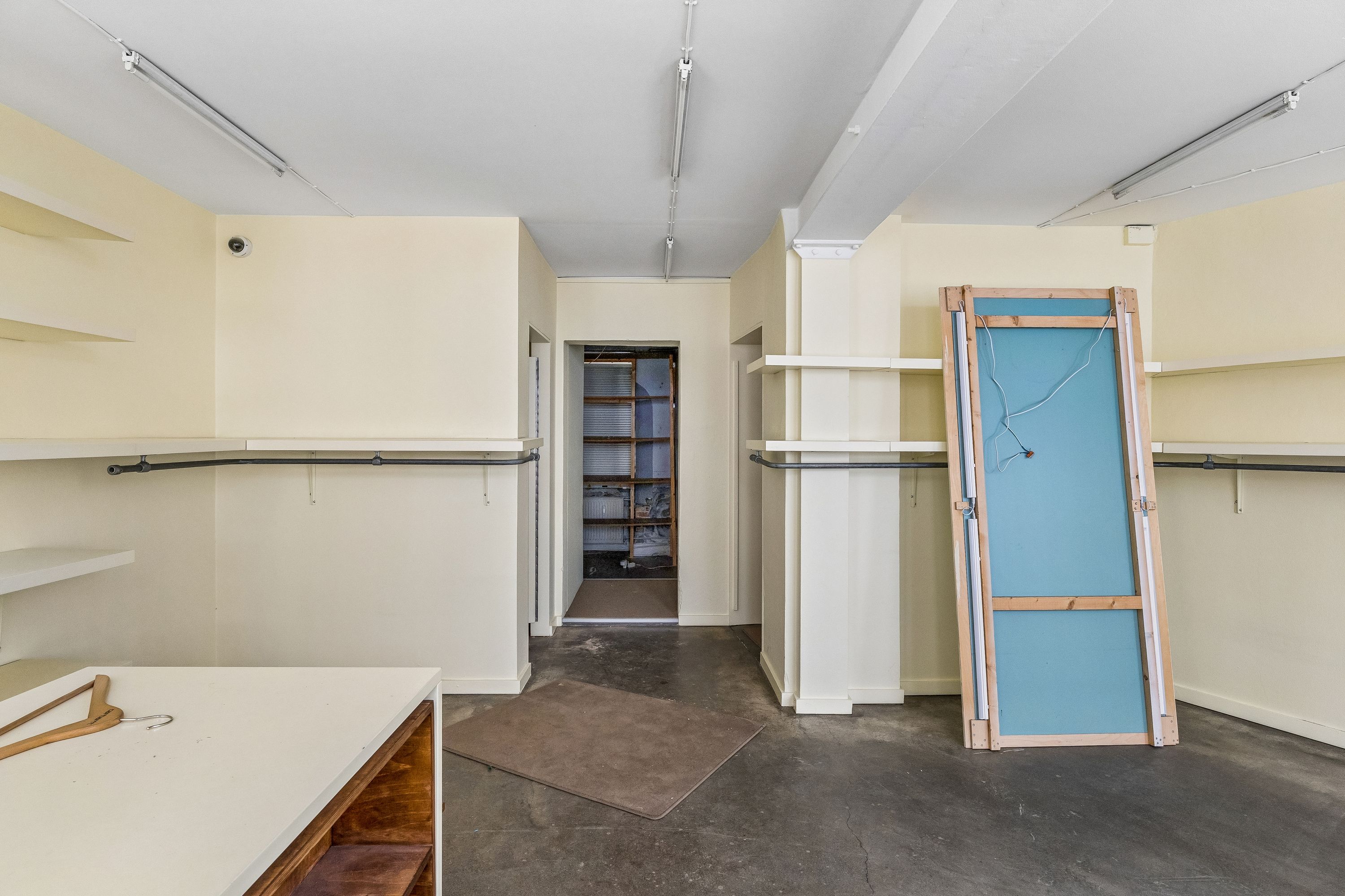 Erhvervslejemål med to rum og to etager med kl. tv i hjertet af København N. Ingen møbler og ringe udstyr